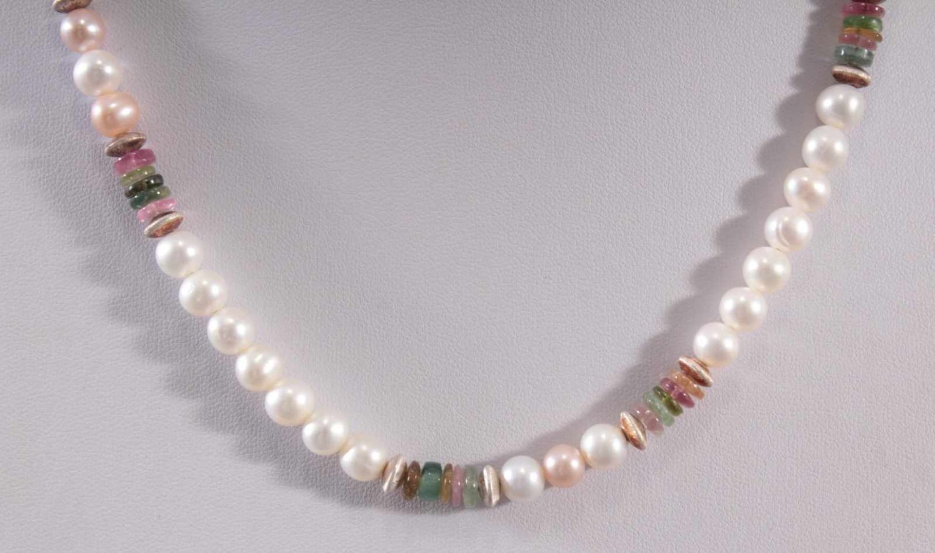 Damen-Halskette aus Perlen und verschiedenen EdelsteinenAus Perlen (D-0,7 cm) und verschiedenen - Bild 2 aus 2