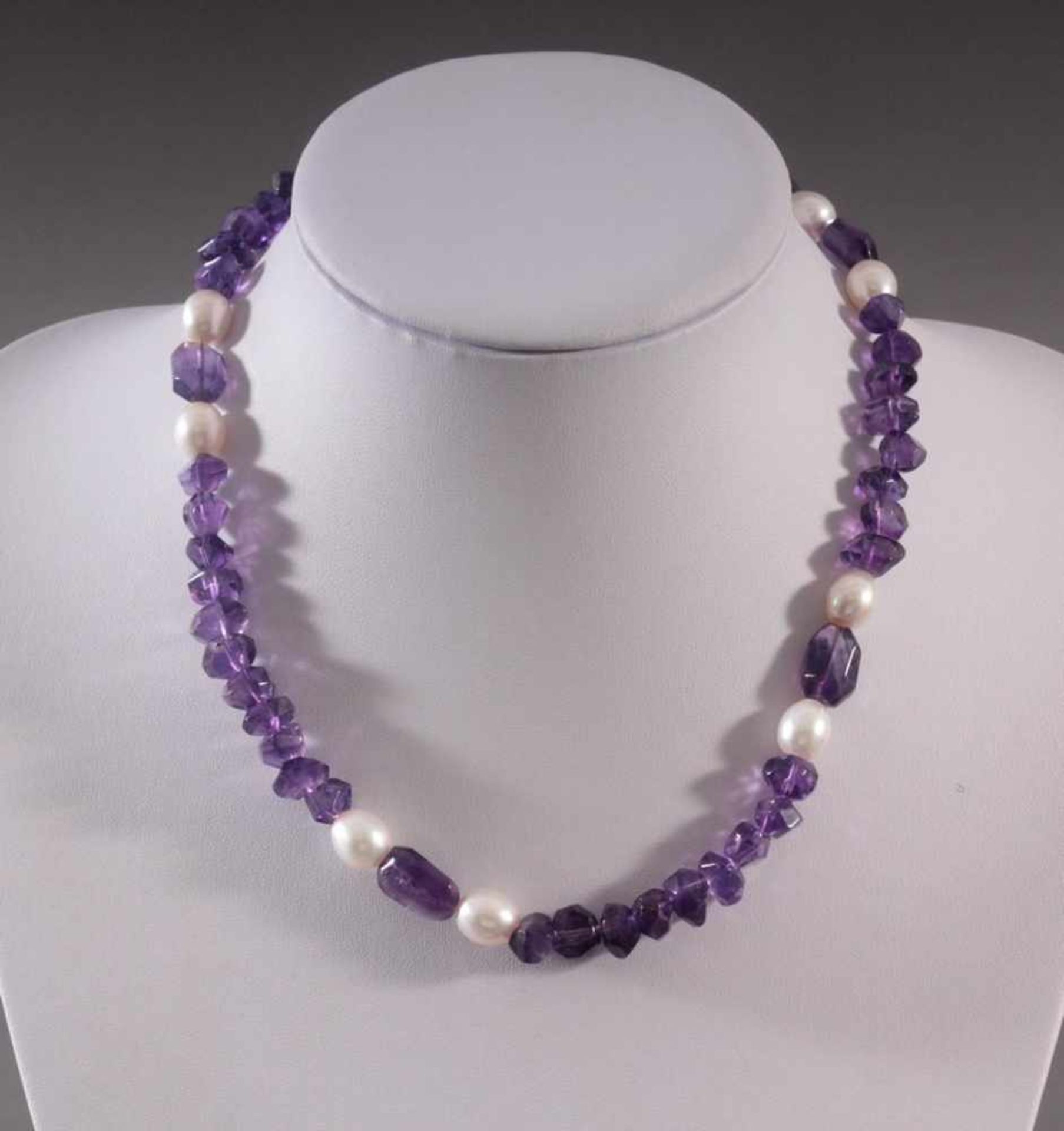 Halskette aus Amethyst und Perlen49 polierte Amethyste und 8 Perlen, magnetische Sterlingsilber-