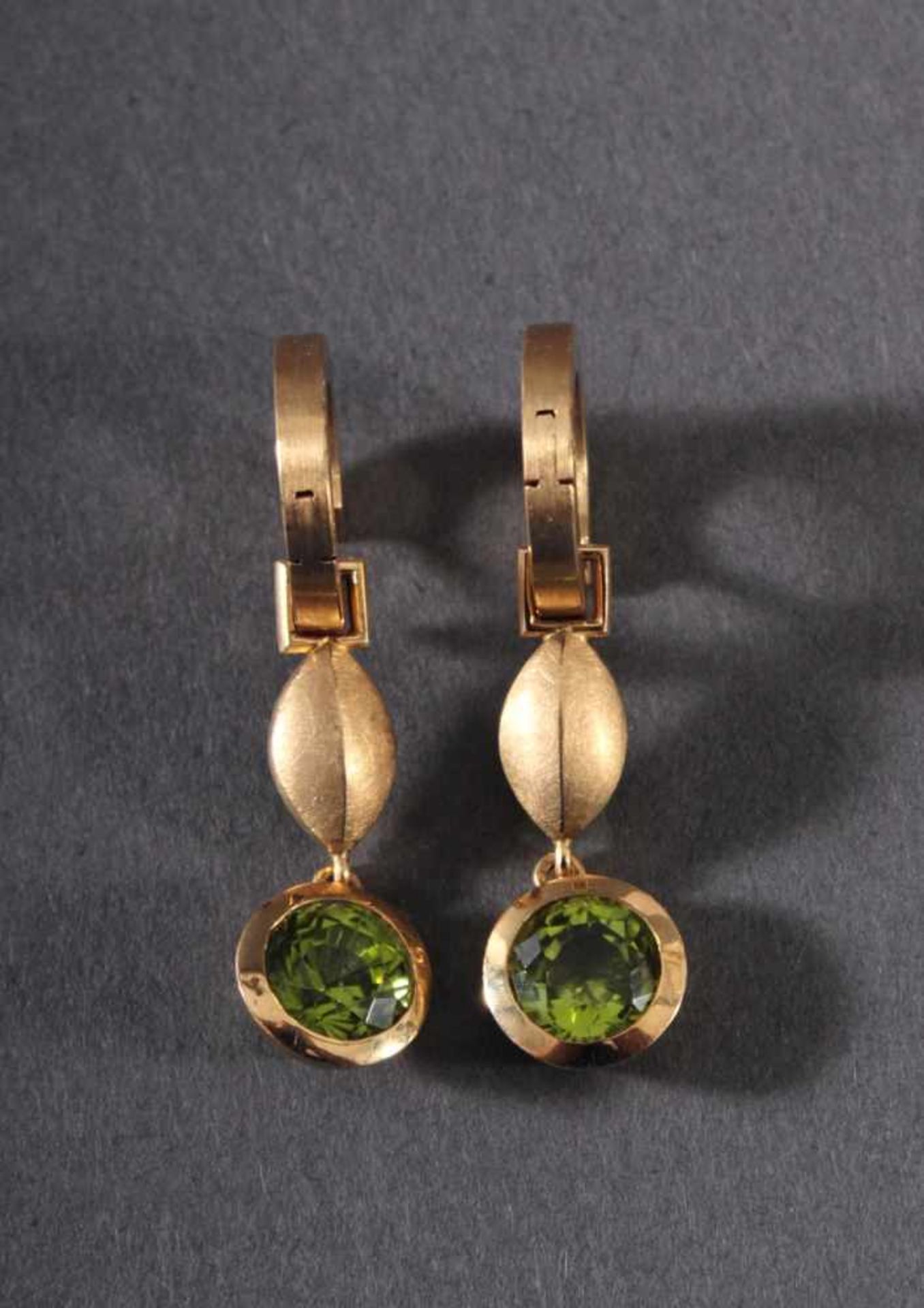 Paar Ohrringe aus 18 Karat Gelbgold mit PeridotenPunziert 750, jeweils mit gefasstem Peridot im