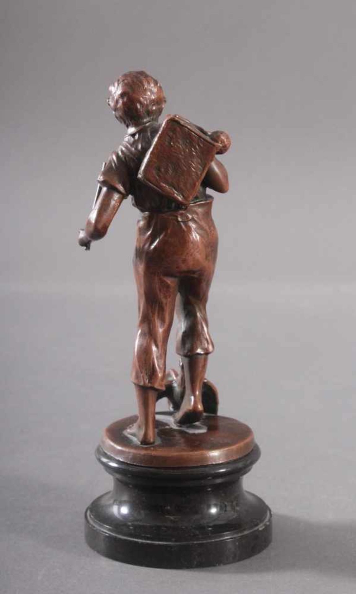 Kupfer-Skulptur Jüngling mit Hahn und StockAuf rundem Marmorsockel, unsigniert, auf der Unterseite - Bild 2 aus 5