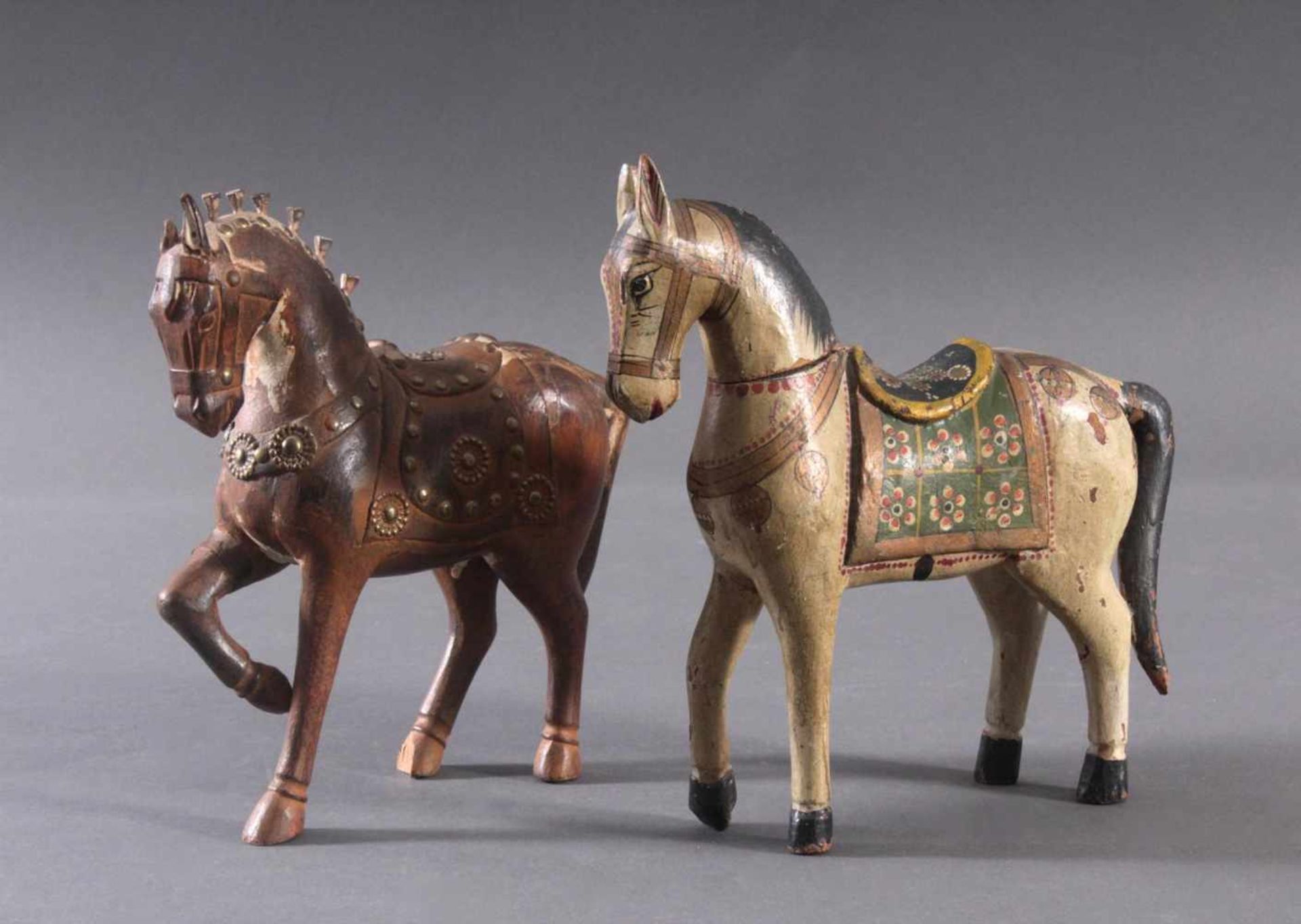 2 Pferdeskulpturen aus Holz 1. Hälfte 20. Jh.Aus dem Vollholz geschnitzt, farbig gefasst, ca. 26 x - Image 2 of 9