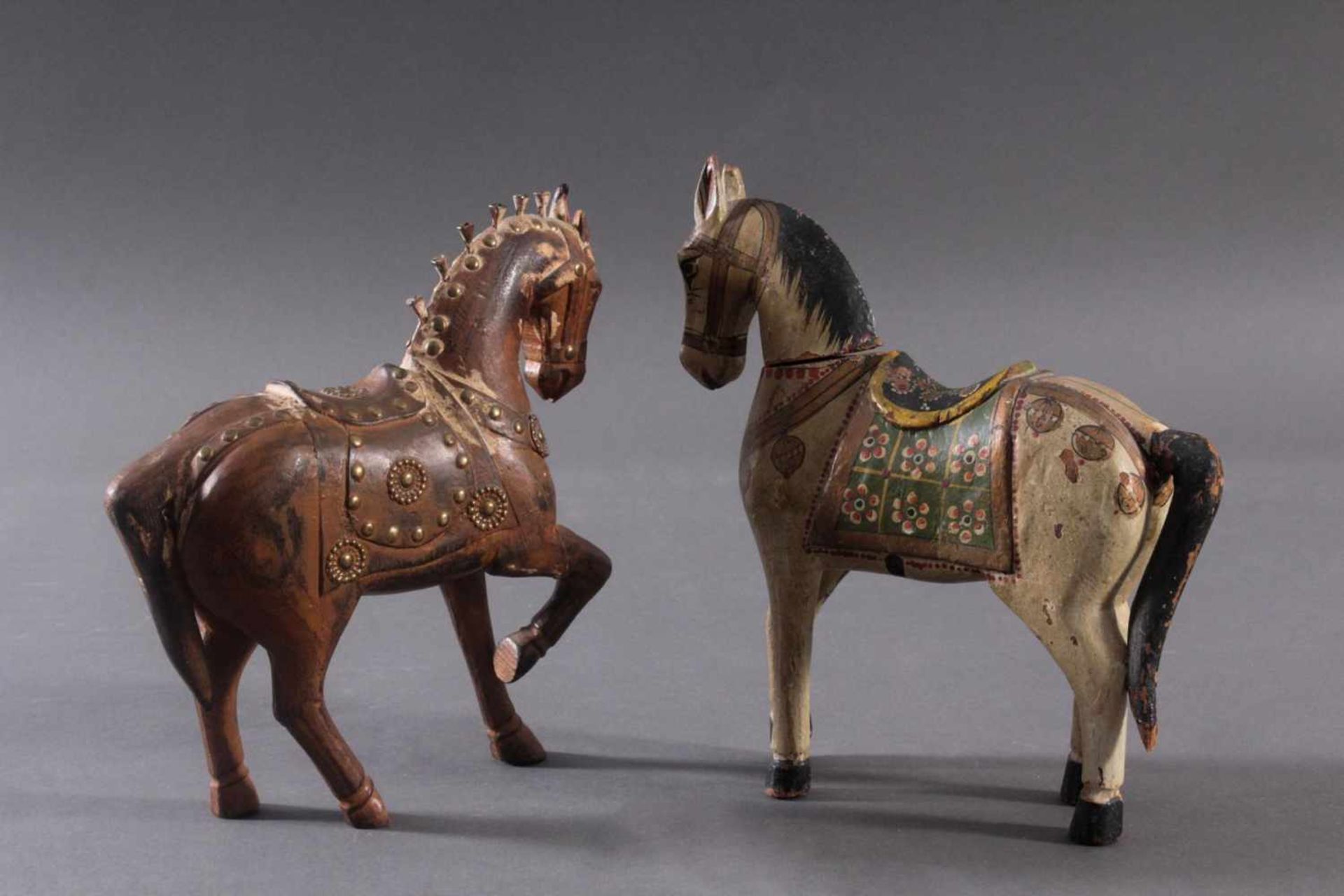 2 Pferdeskulpturen aus Holz 1. Hälfte 20. Jh.Aus dem Vollholz geschnitzt, farbig gefasst, ca. 26 x - Image 4 of 9