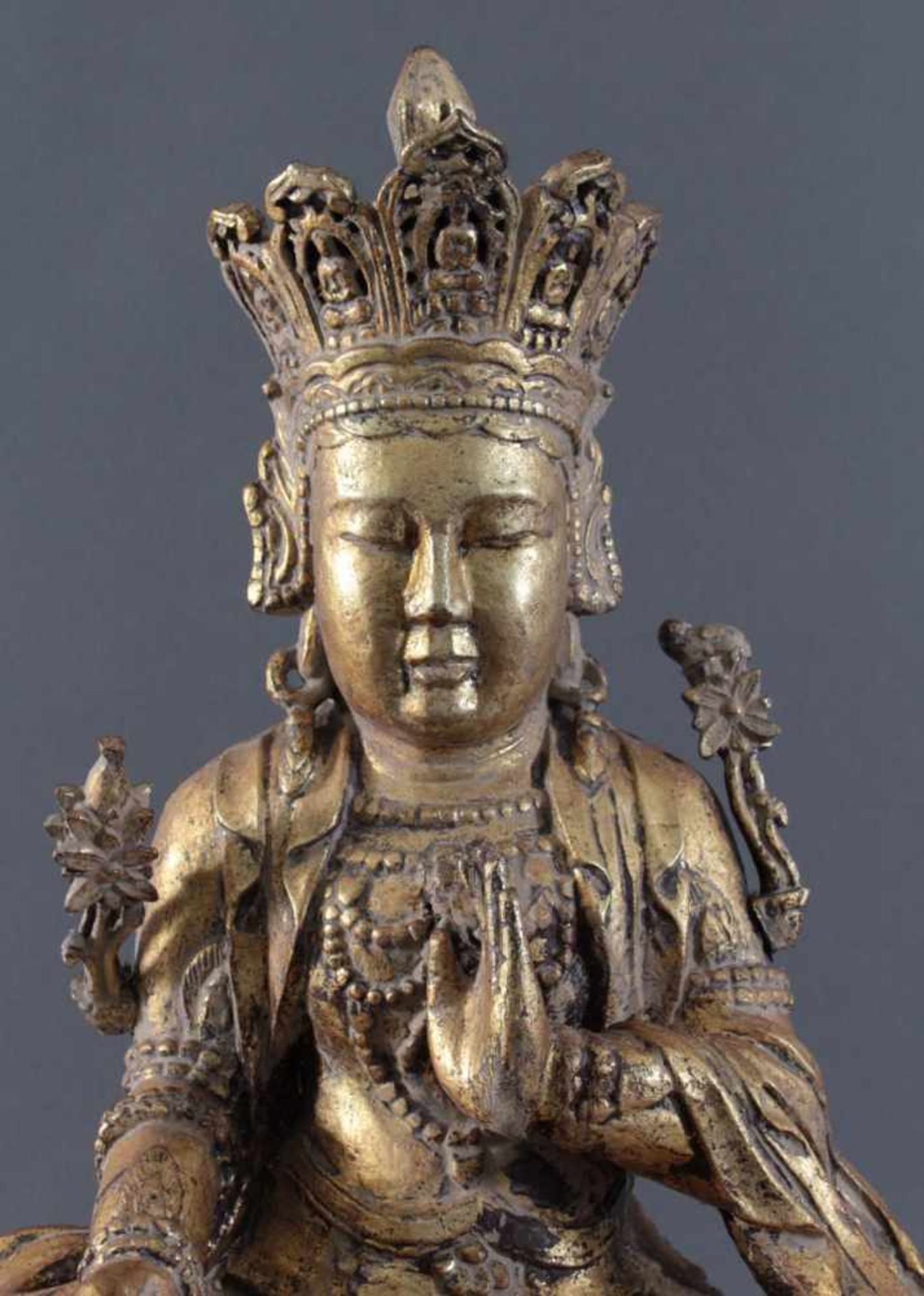 Sitatara, Tibet, 19. JahrhundertHolz-Buddha, auf einem doppelten Lotusthron, die rechte Hand in " - Bild 2 aus 3