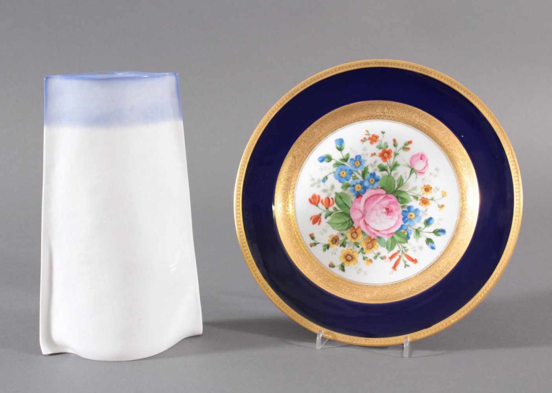 Rosenthal Vase und TellerDesign Pergament Porzellan-Vase, Studio Line, Entwurf Johan van Loon,