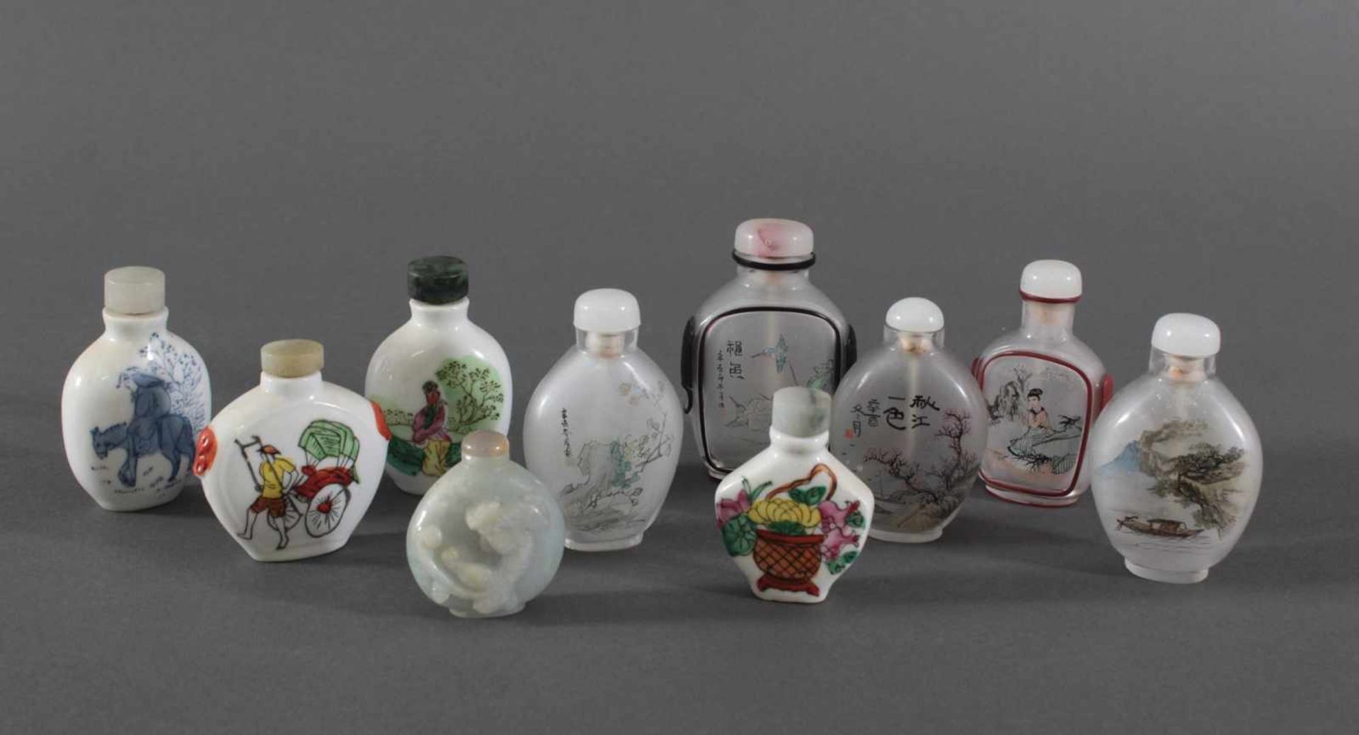 Sammlung Snuff bottles aus Glas, Jade und Porzellan, 10 StückJade Snuff bottle, verziert auf der