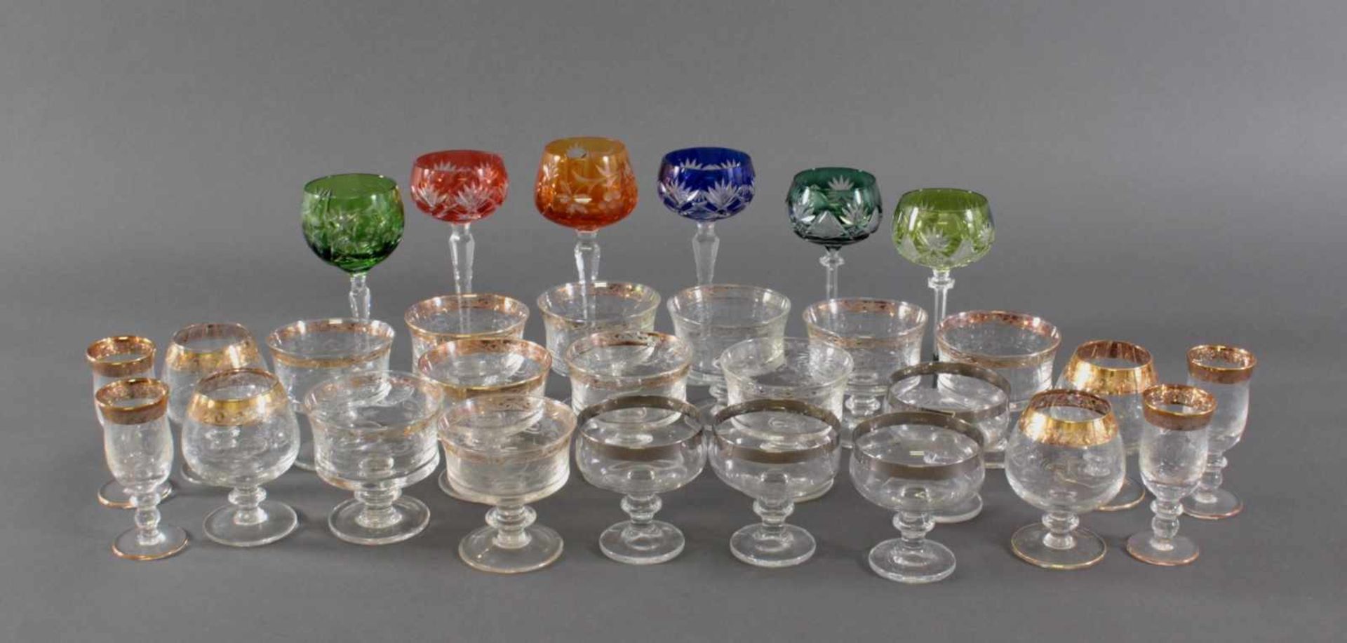 Trinkgläser Konvolut, 29 StückFarbloses Kristallgläser. 6 Römer, verschiedenfarbig, unterschiedliche