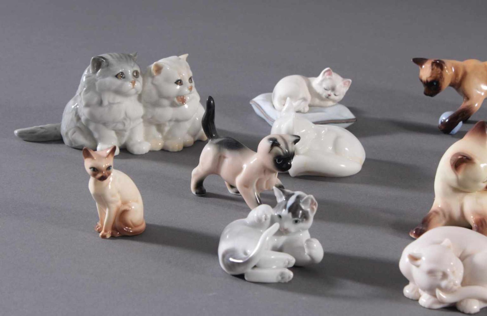 16 diverse Katzenfiguren und 1 FuchsFiguren in verschiedenen Größen und Posen, unterschiedlichen - Bild 2 aus 7