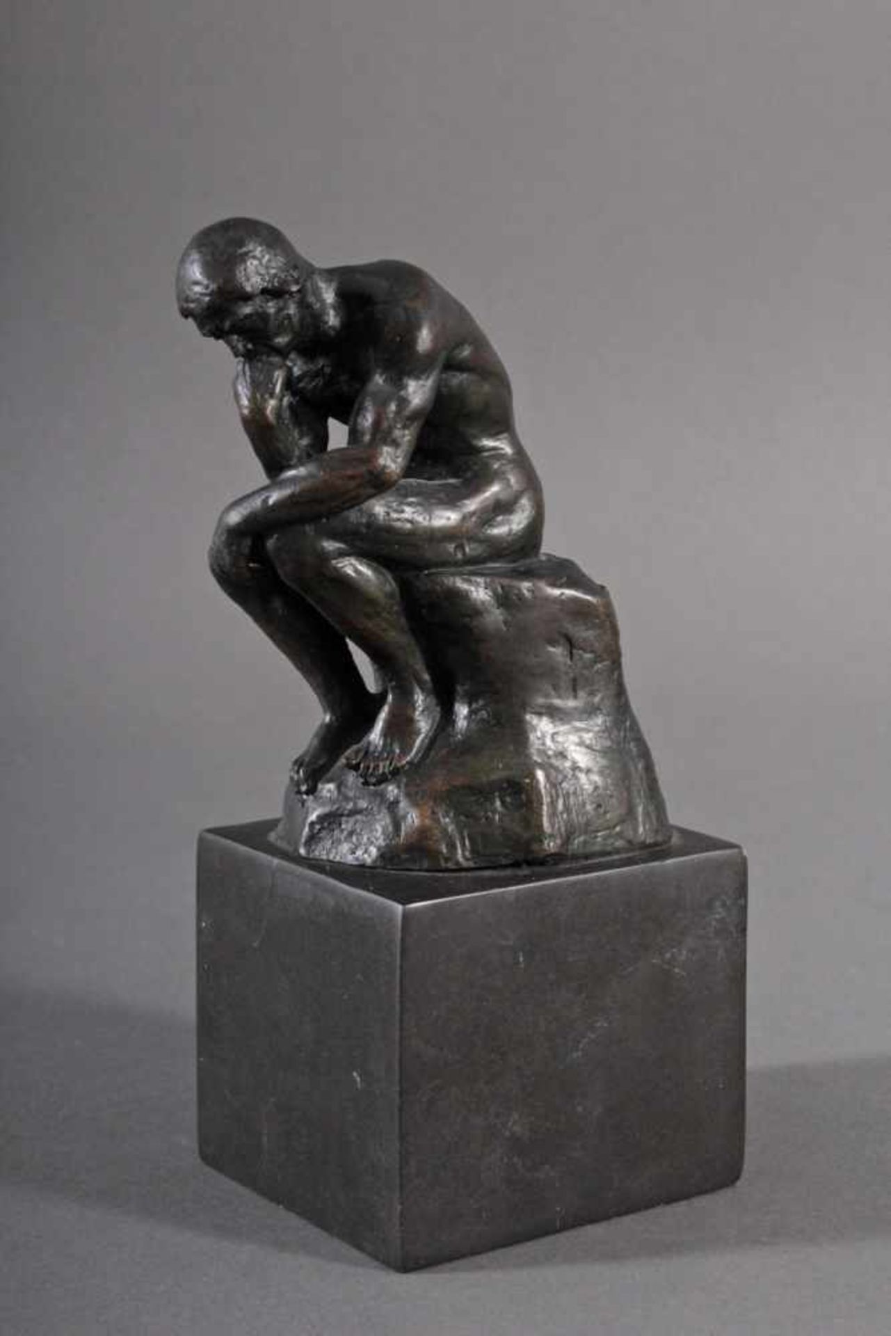 Nach Auguste Rodin (1840 - 1917), "Der Denker"Nachguss. Bronze auf Marmorsockel, verso signiert