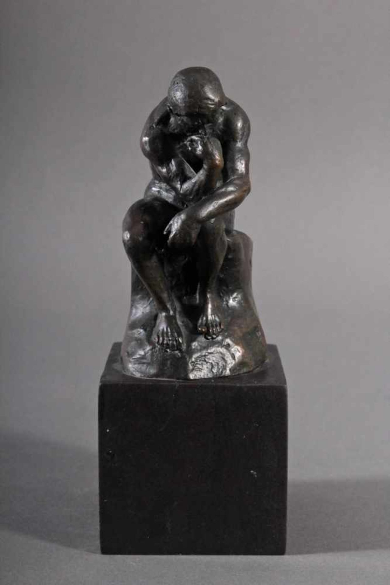 Nach Auguste Rodin (1840 - 1917), "Der Denker"Nachguss. Bronze auf Marmorsockel, verso signiert - Bild 3 aus 6