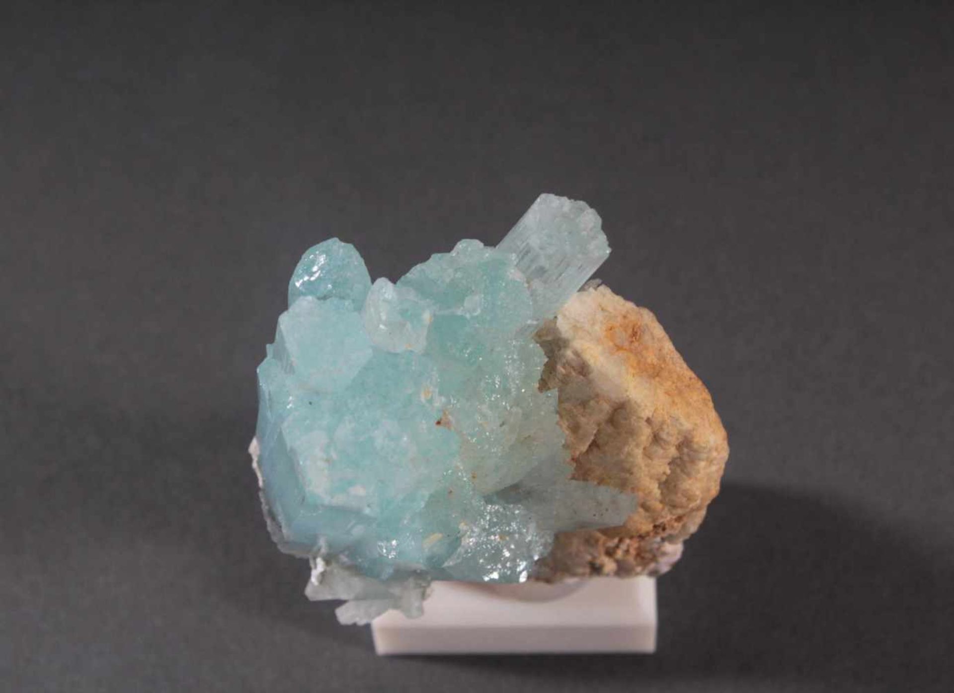 Aquamarin-Stufe, PakistanShigar Valley, Skardu. Sky-Blue-Tranparent, ca. H-8 cm, ca. 143 g, 715 ct - Bild 4 aus 4