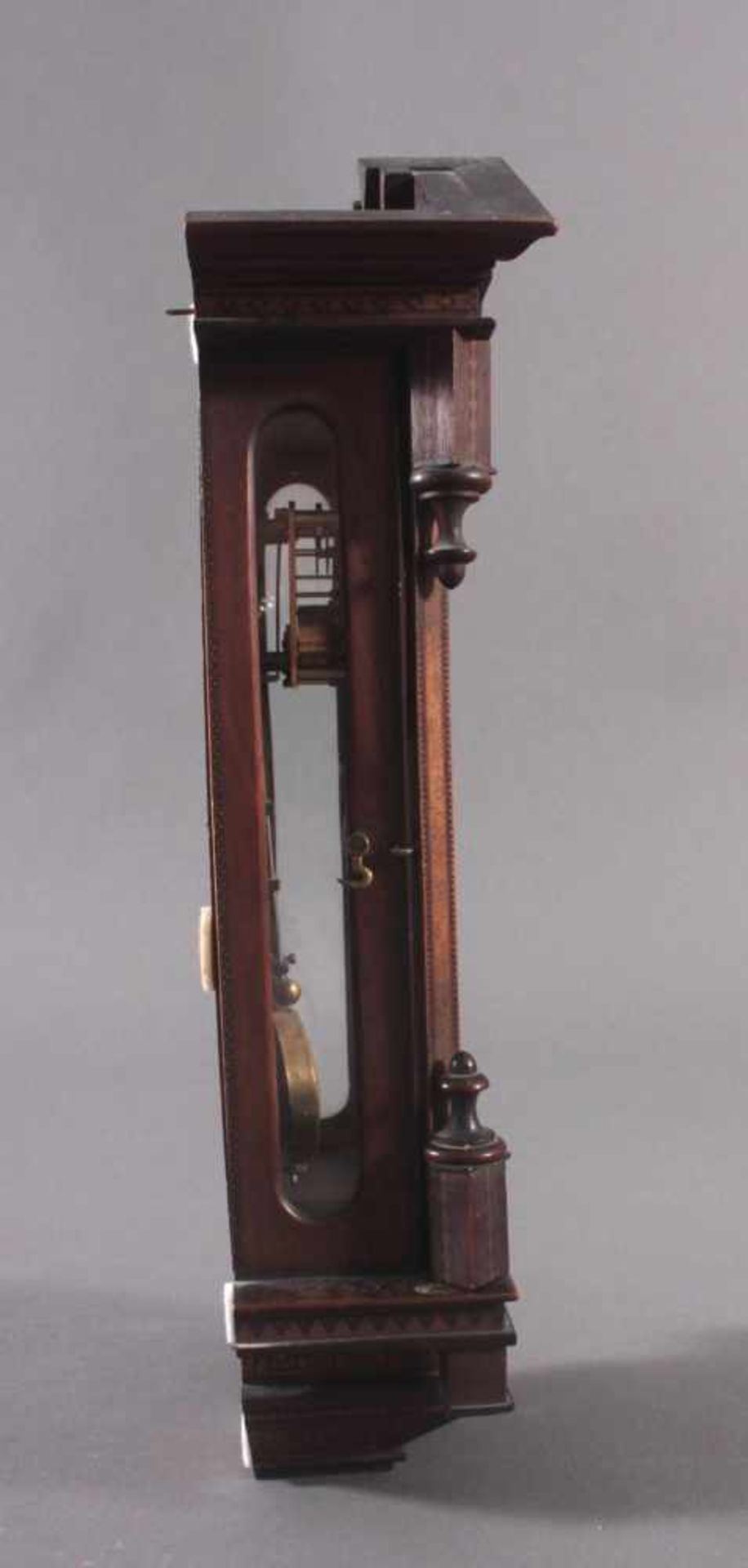 Kleine Wanduhr um 1900Regulator, massives Nußbaumgehäuse mit Intarsien, 3-seitig verglast, - Bild 6 aus 6