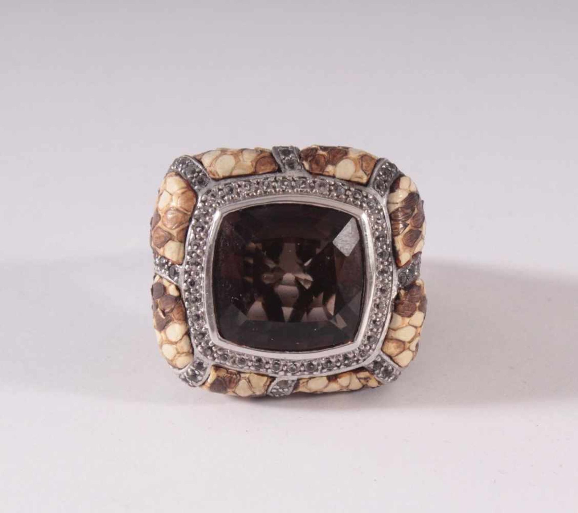 Schlangenleder-Ring mit Rauchquarz und DiamantenSterlingsilber-Ring mit Schlangenleder-Überzug, - Bild 2 aus 4