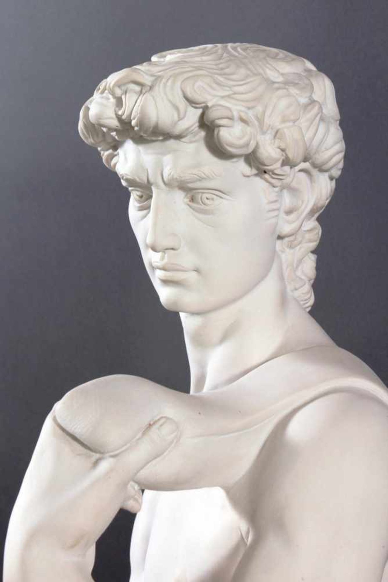 Kunstmarmor-Skulptur, "David"Im Sockelbereich bezeichnet Dal Torrione. Nach Michelangelo - Bild 4 aus 7
