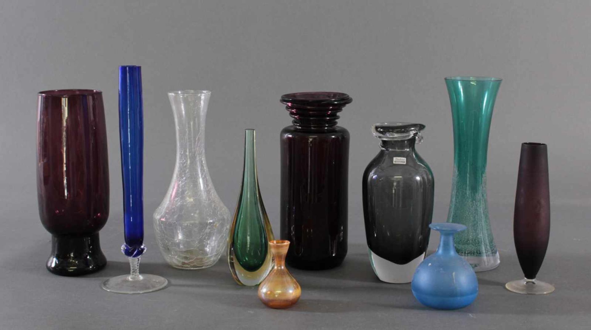 Konvolut von 10 VasenFarbloses Glas, unterschiedliche Formen und Größen, 1x mit spiralförmiger