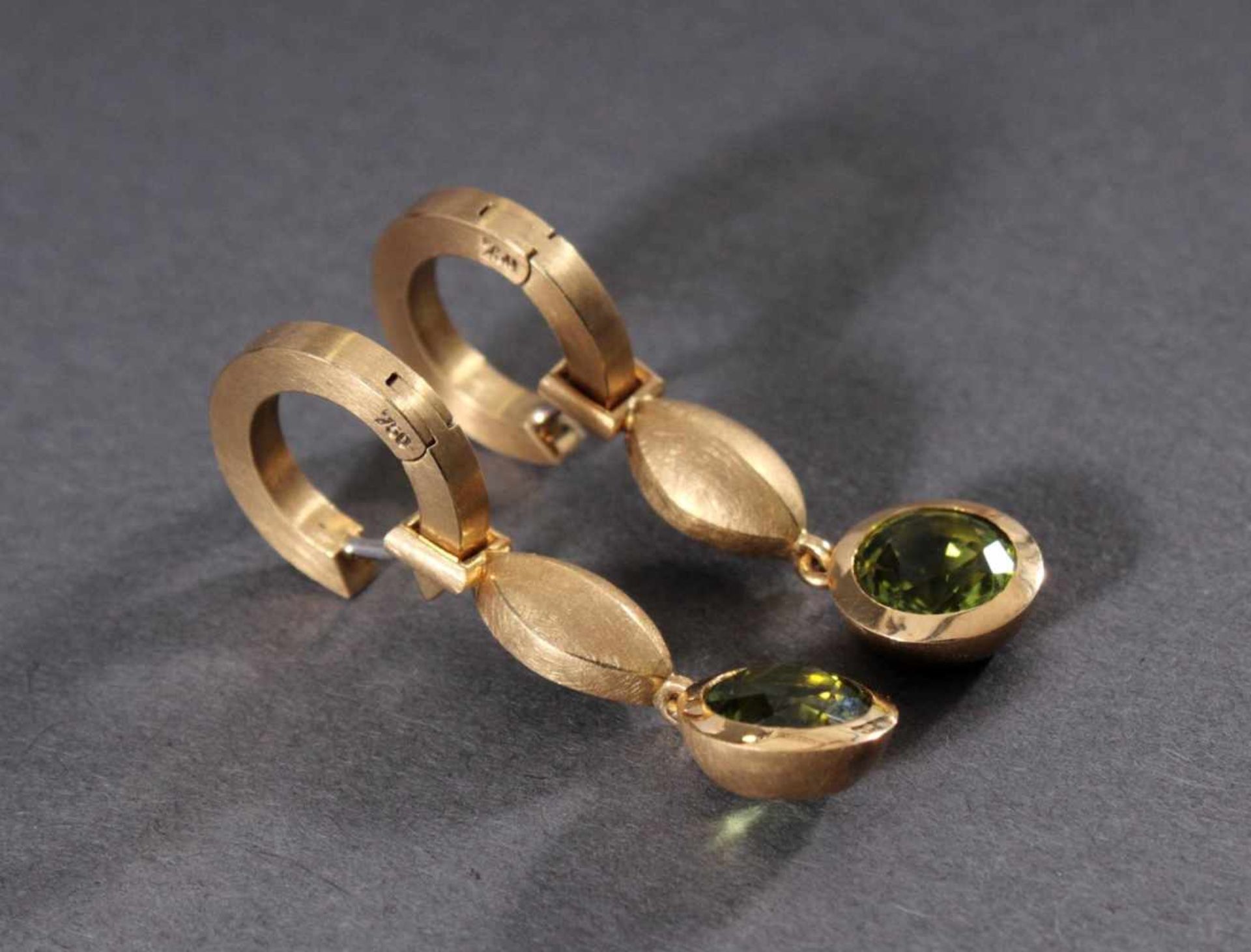 Paar Ohrringe aus 18 Karat Gelbgold mit PeridotenPunziert 750, jeweils mit gefasstem Peridot im - Bild 2 aus 2