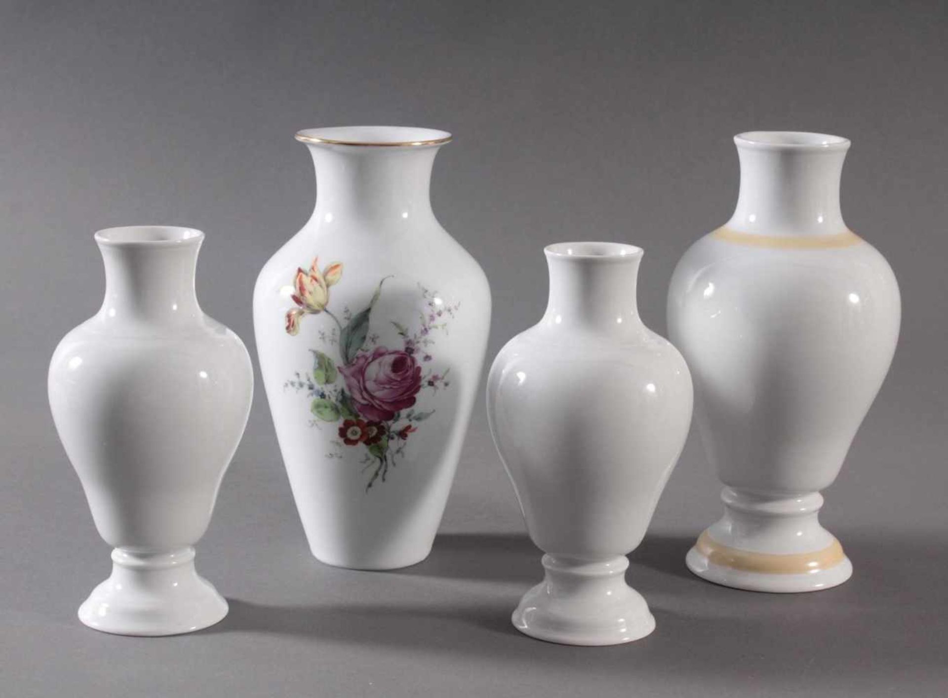 4 Vasen der Manufaktur HöchstWeißporzellan, 1 Vase mit polychromer Blumenbemalung, signiert Kurt