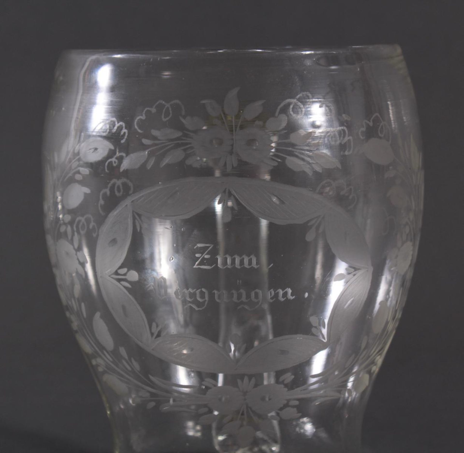 Glaskrug, um 1800Farbloses Glas, bauchige Form, auf der Schauseite im Mattschnitt, stilisiertes - Bild 4 aus 5