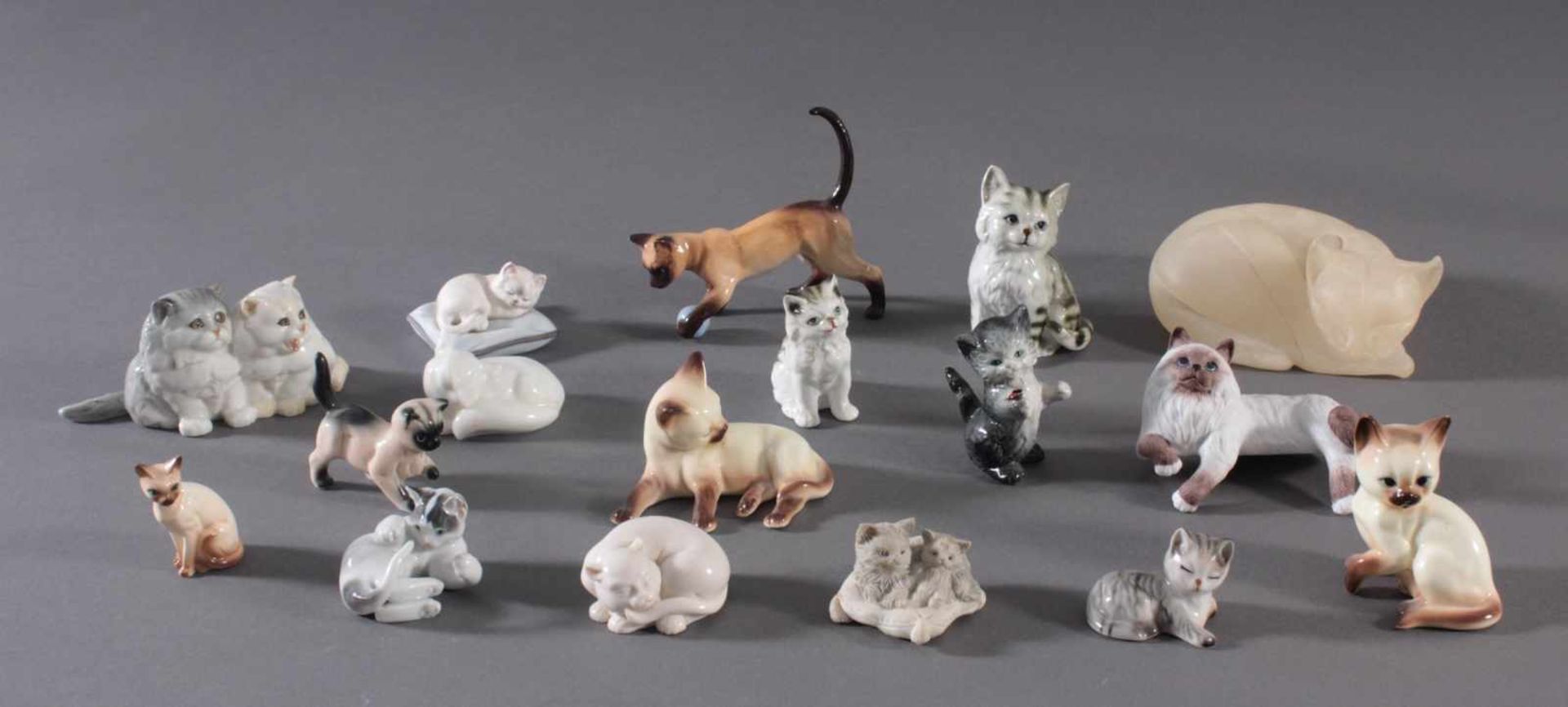 16 diverse Katzenfiguren und 1 FuchsFiguren in verschiedenen Größen und Posen, unterschiedlichen