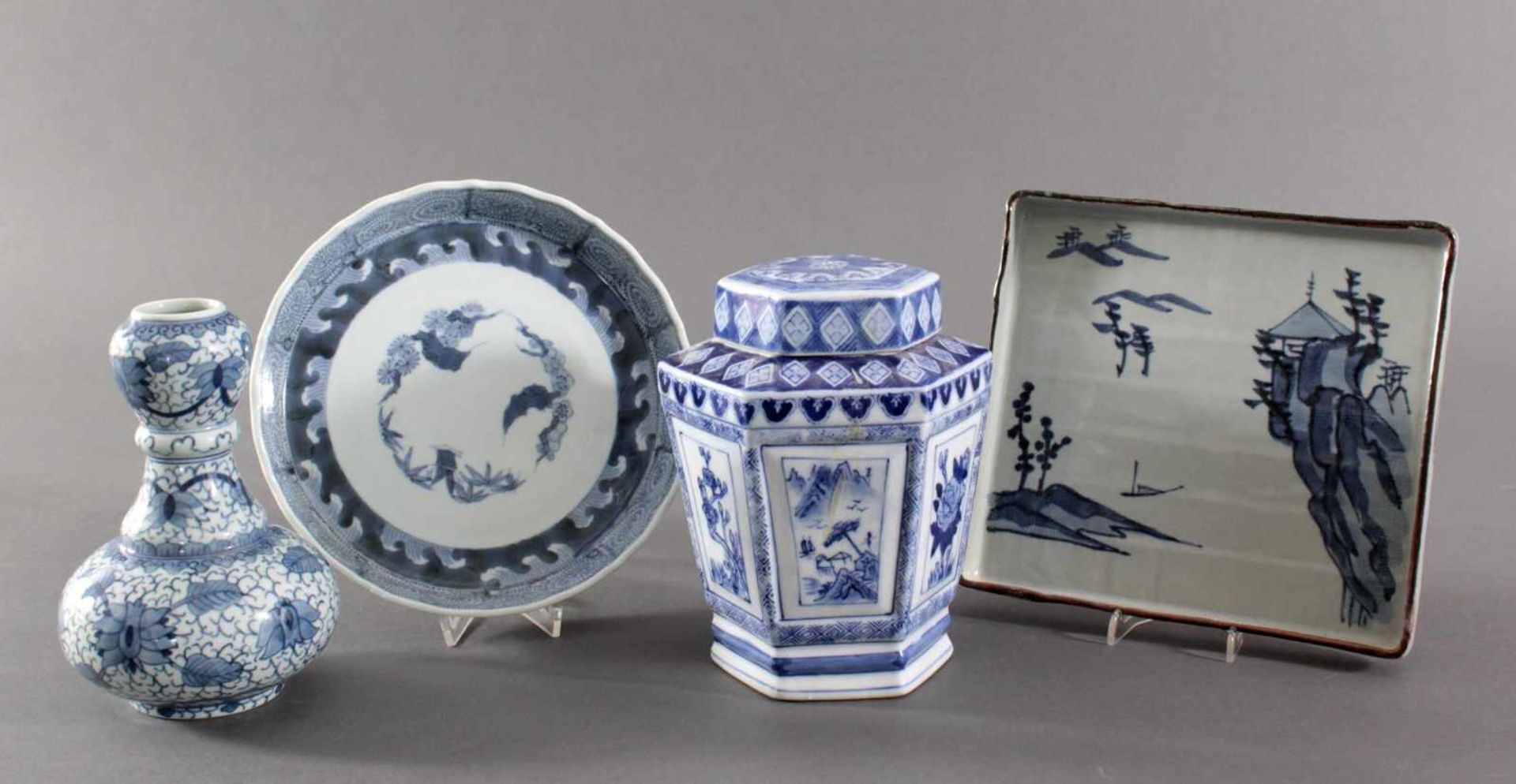 Konvolut chinesisches Porzellan 20. Jh.4-teilig, unterglasurblaues Dekor auf weißem Fond,