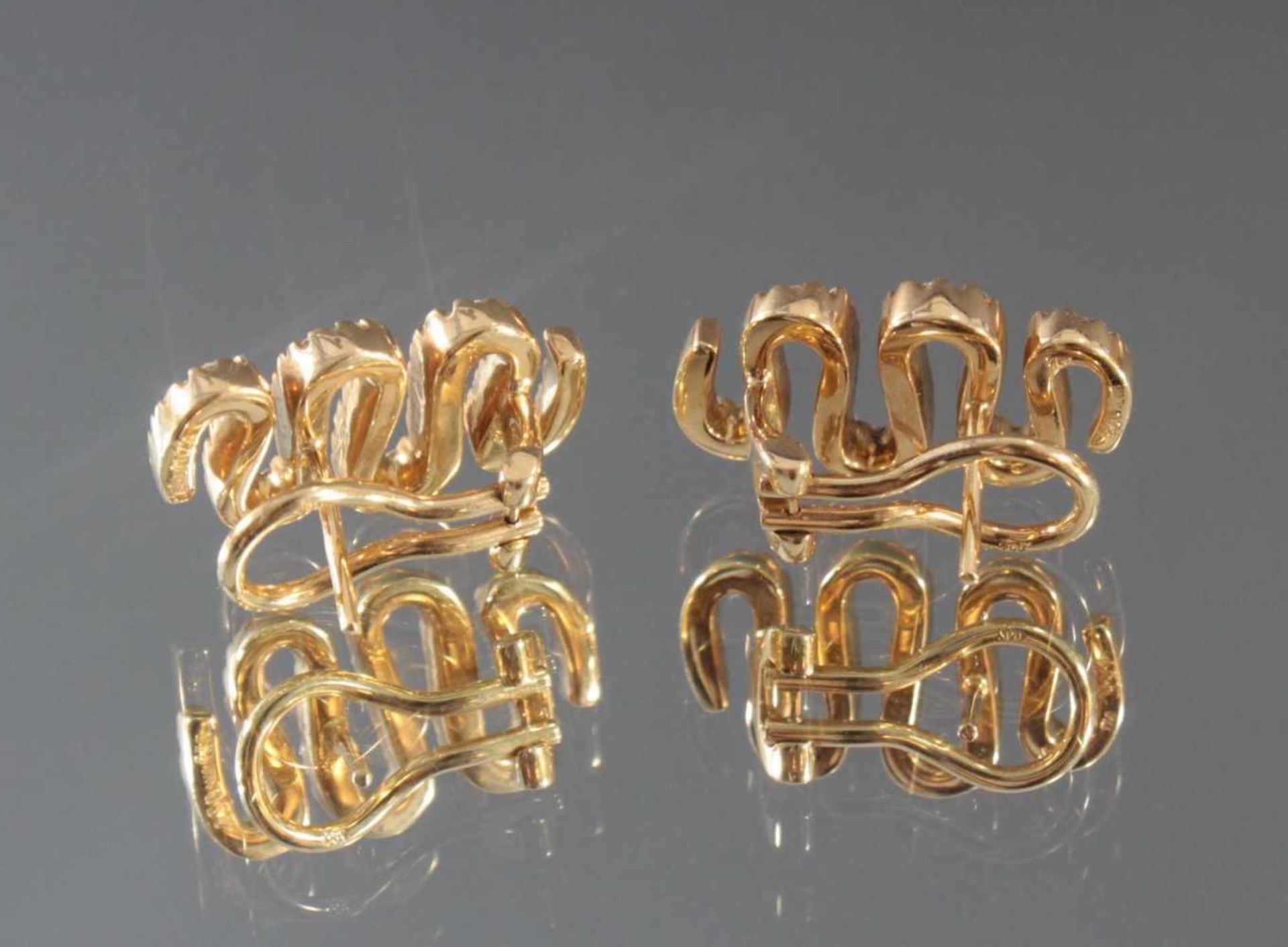Paar Ohrringe mit Diamanten aus 18 Karat GelbgoldPunziert 750, besetzt mit kleinen Diamanten, - Bild 2 aus 2