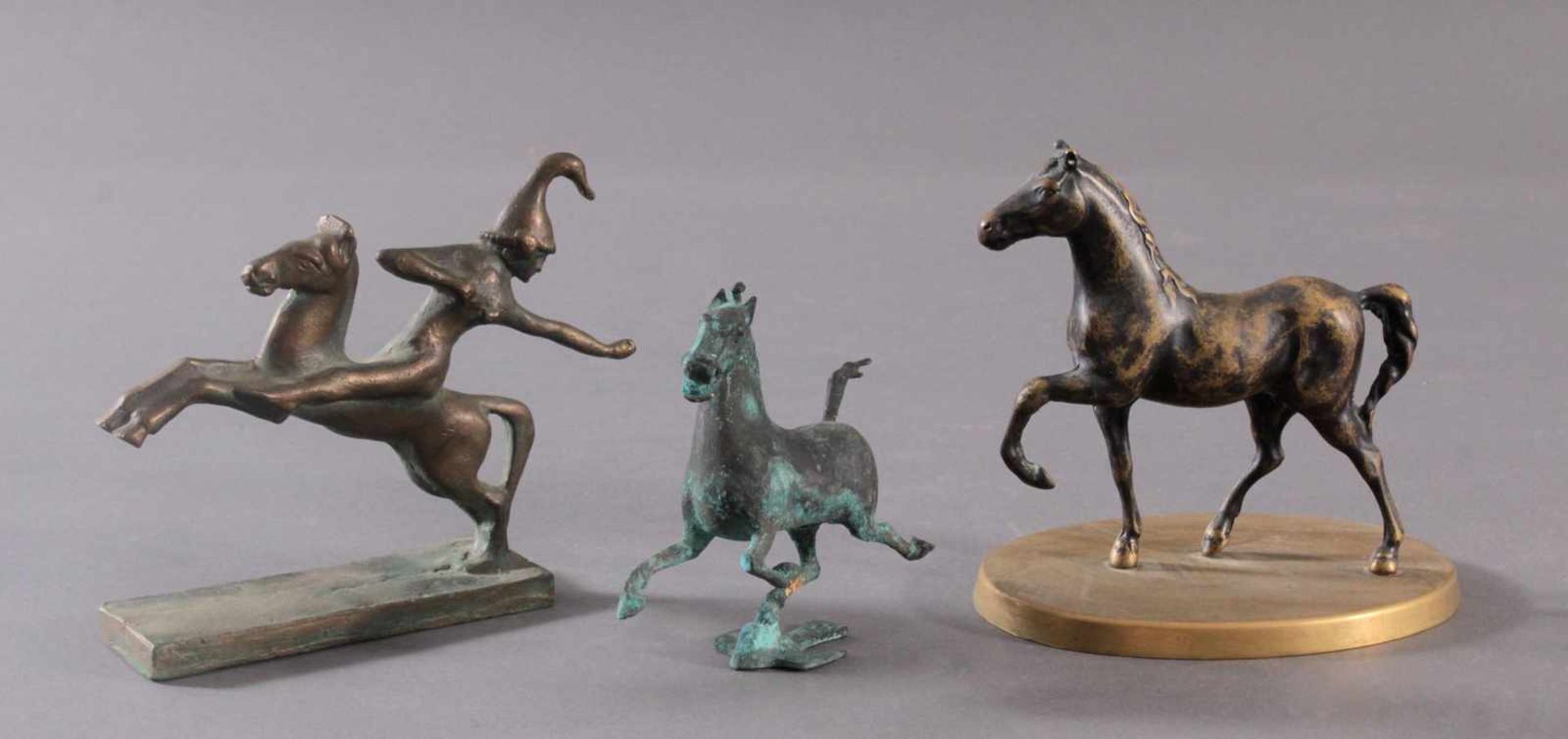 3 Pferdeskulpturen aus Bronze und MessingSkulptur auf ovalem Sockel mit bez. "Made in Italy", ca.