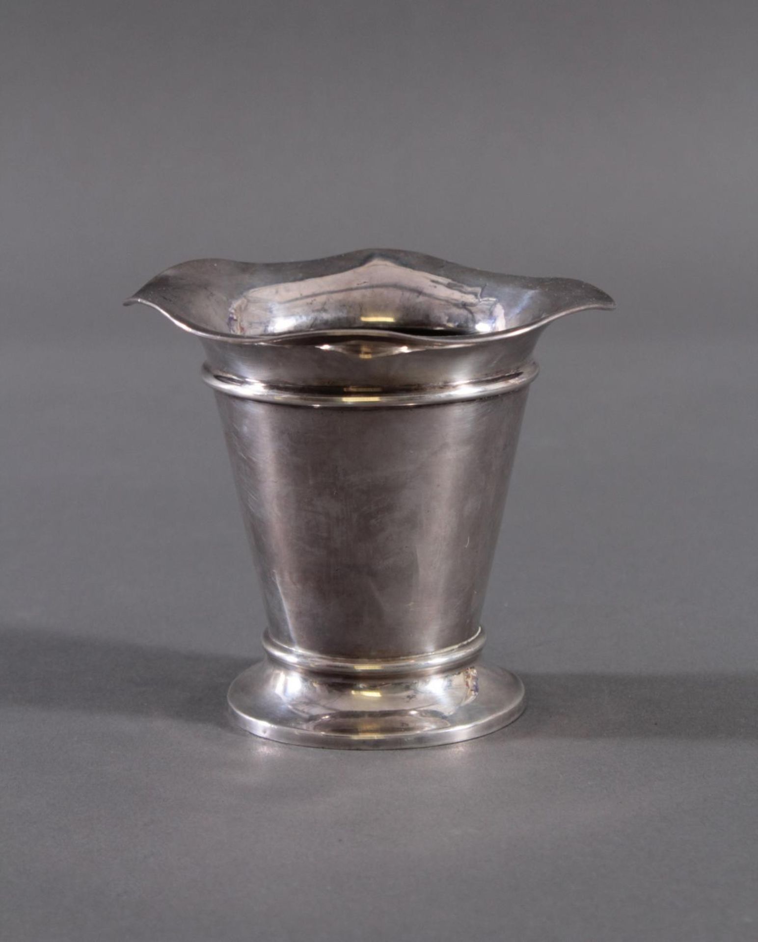 Jugendstil Vase/Becher, Sterlingsilber, Birmingham, EnglandSilber, getrieben. Auf rundem Stand (