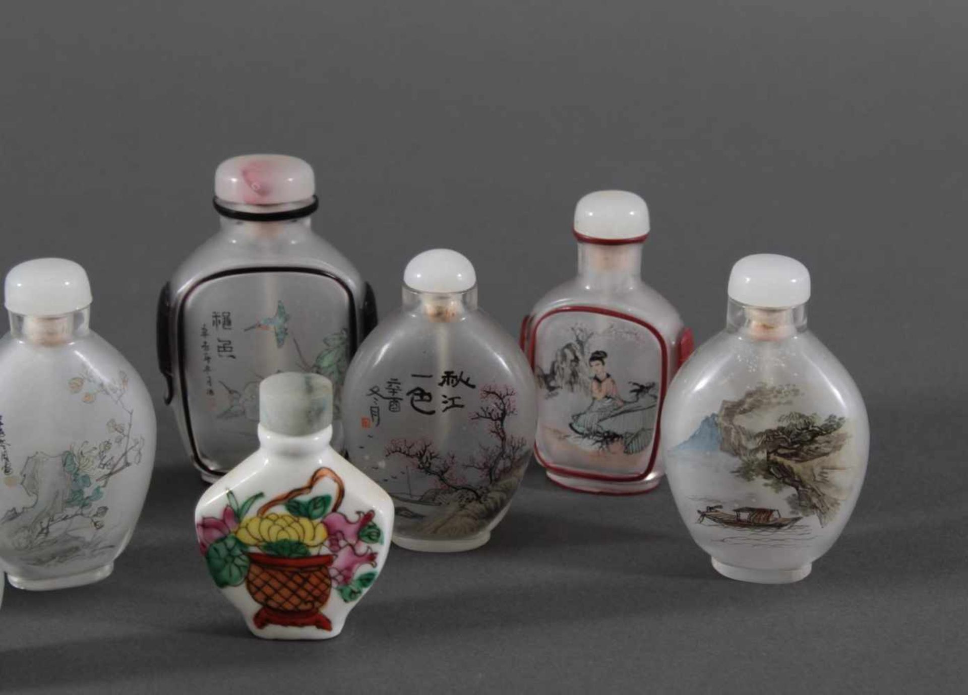 Sammlung Snuff bottles aus Glas, Jade und Porzellan, 10 StückJade Snuff bottle, verziert auf der - Image 5 of 8