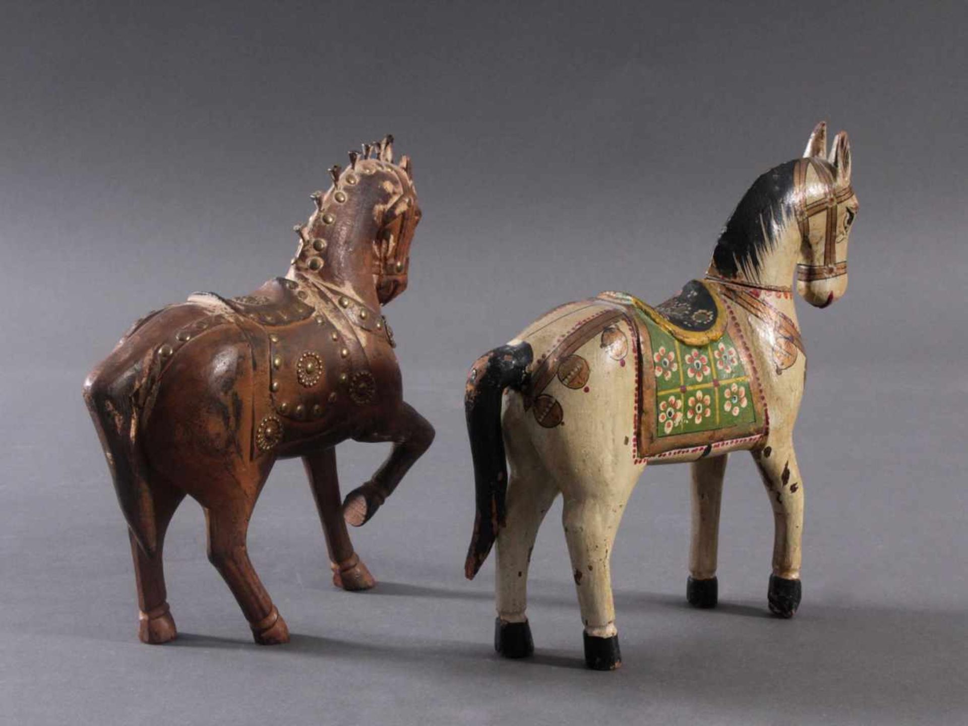 2 Pferdeskulpturen aus Holz 1. Hälfte 20. Jh.Aus dem Vollholz geschnitzt, farbig gefasst, ca. 26 x - Image 3 of 9