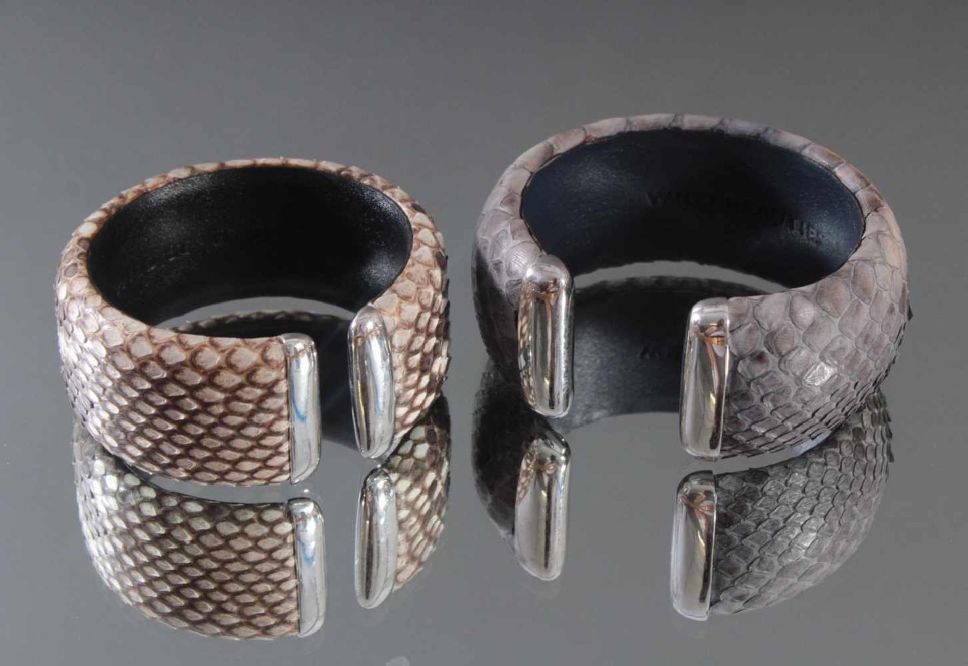 2 breite Schlangenleder-Armbänder mit Sterlingsilber-MonturBreite 2,8 und 3 cm. - Bild 2 aus 3