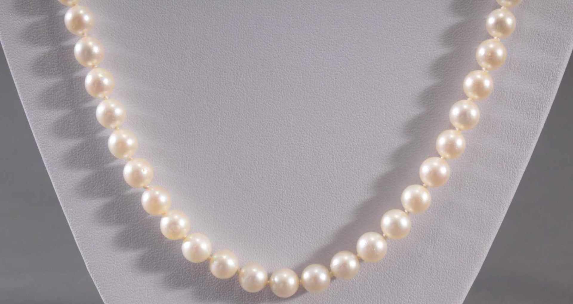 Perlenkollier mit Weißgoldschließe, Smaragden und DiamantenAus ca. 104 Perlen, einzeln geknotet - Bild 2 aus 3