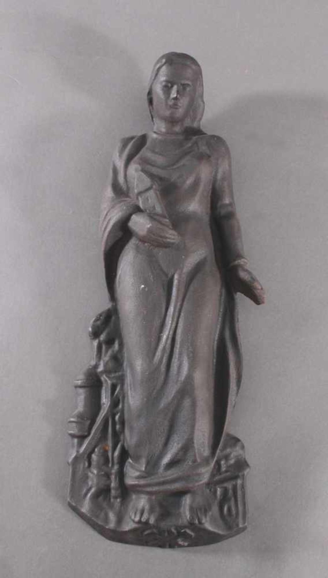 Eisenskulptur "Heilige Barbara", 2. Hälfte 20. Jh.Schwere Skulptur, ca. Höhe 49 cm, Breite 19 cm,