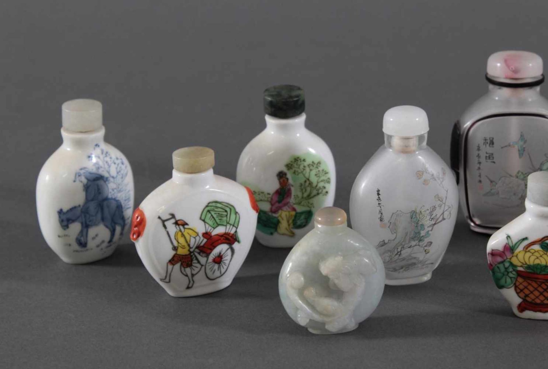 Sammlung Snuff bottles aus Glas, Jade und Porzellan, 10 StückJade Snuff bottle, verziert auf der - Bild 3 aus 8