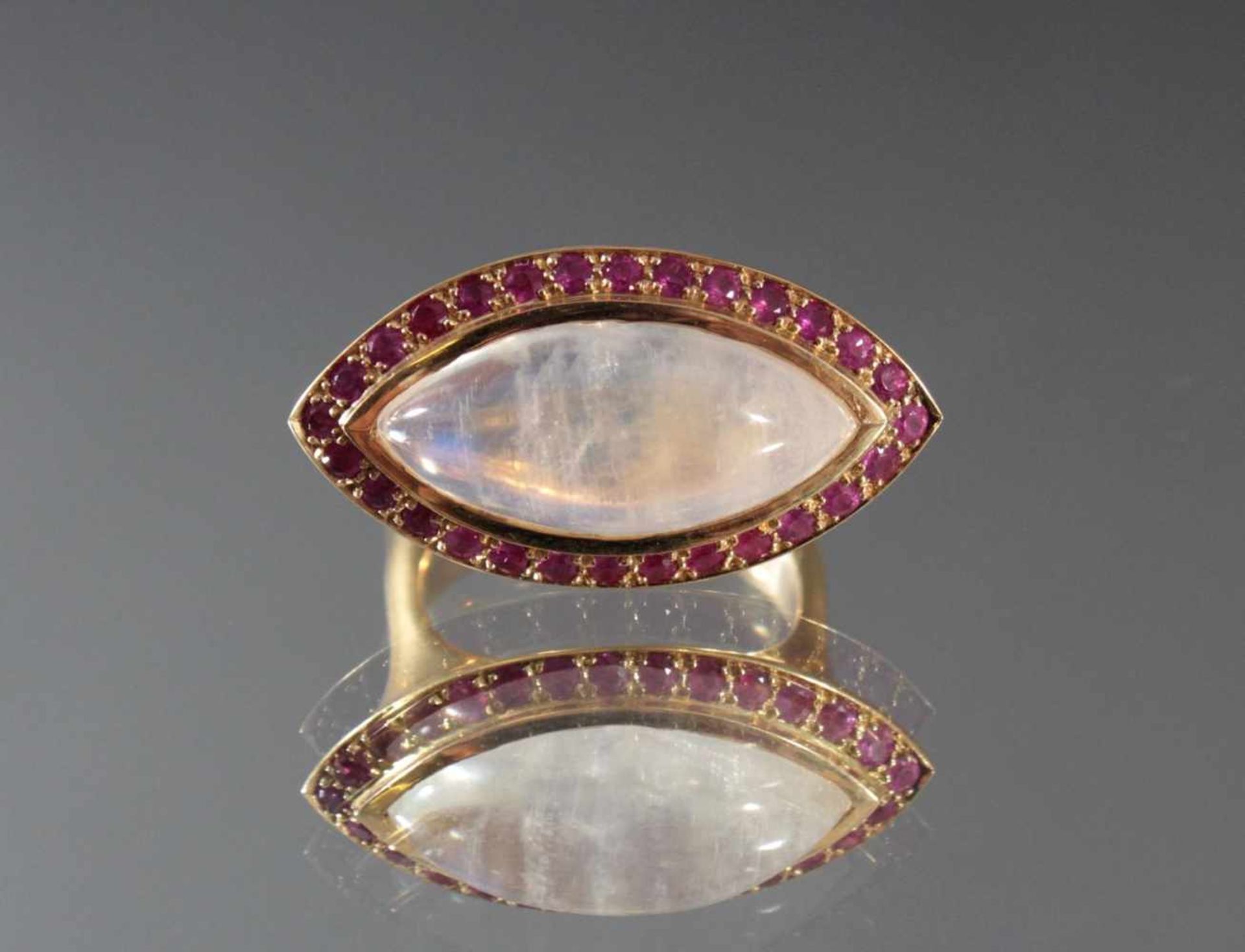 Damenring aus 18 Karat Gelbgold mit Mondstein und RubinenGroßer, oval gefasster Mondstein (L-2