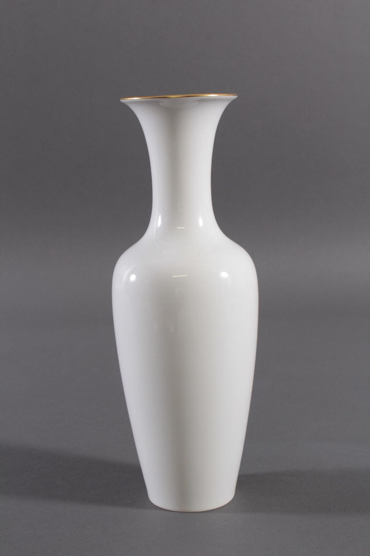 Vase, KPM Berlin, signiert Kurt Schröder (1927 - 2008)Weißporzellan, auf der Schauseite mit - Bild 2 aus 3