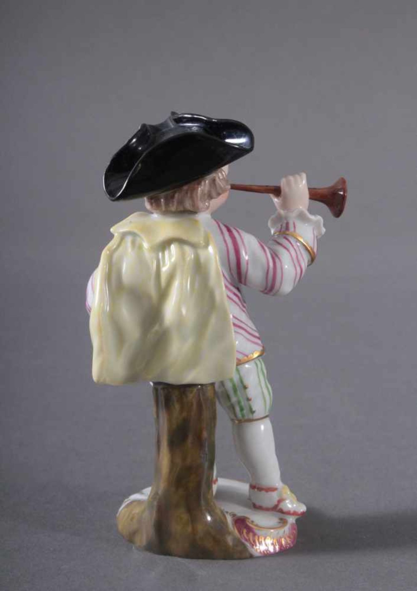 Musiker mit Blasinstrument - HöchstPorzellan, polychrom gefasste Figur auf rocaillierter Plinthe, - Bild 3 aus 5