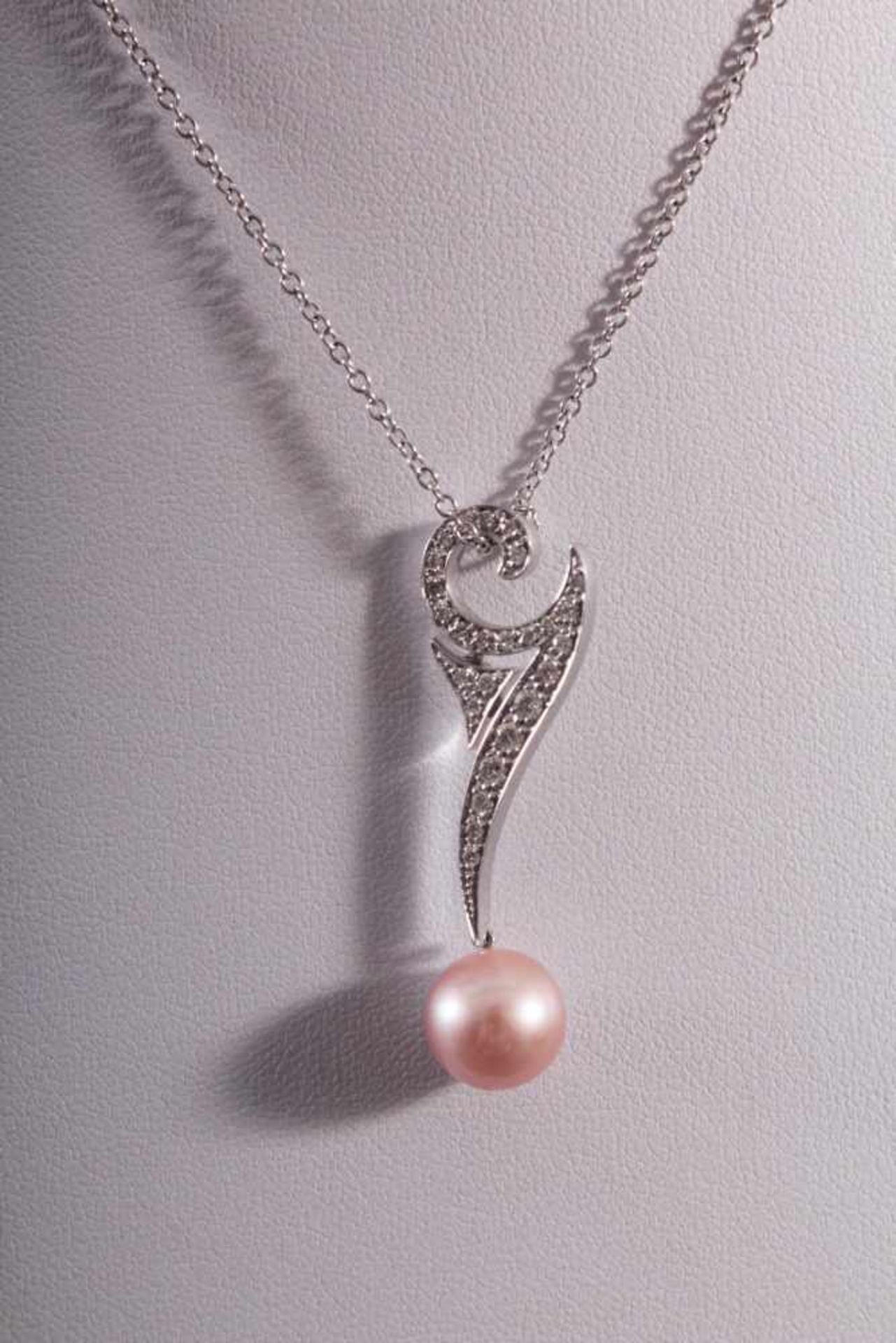 Halskette mit Anhänger, Diamanten und rosafarbener Perle aus 18 Karat Weißgold, SchoeffelPunziert - Bild 2 aus 2