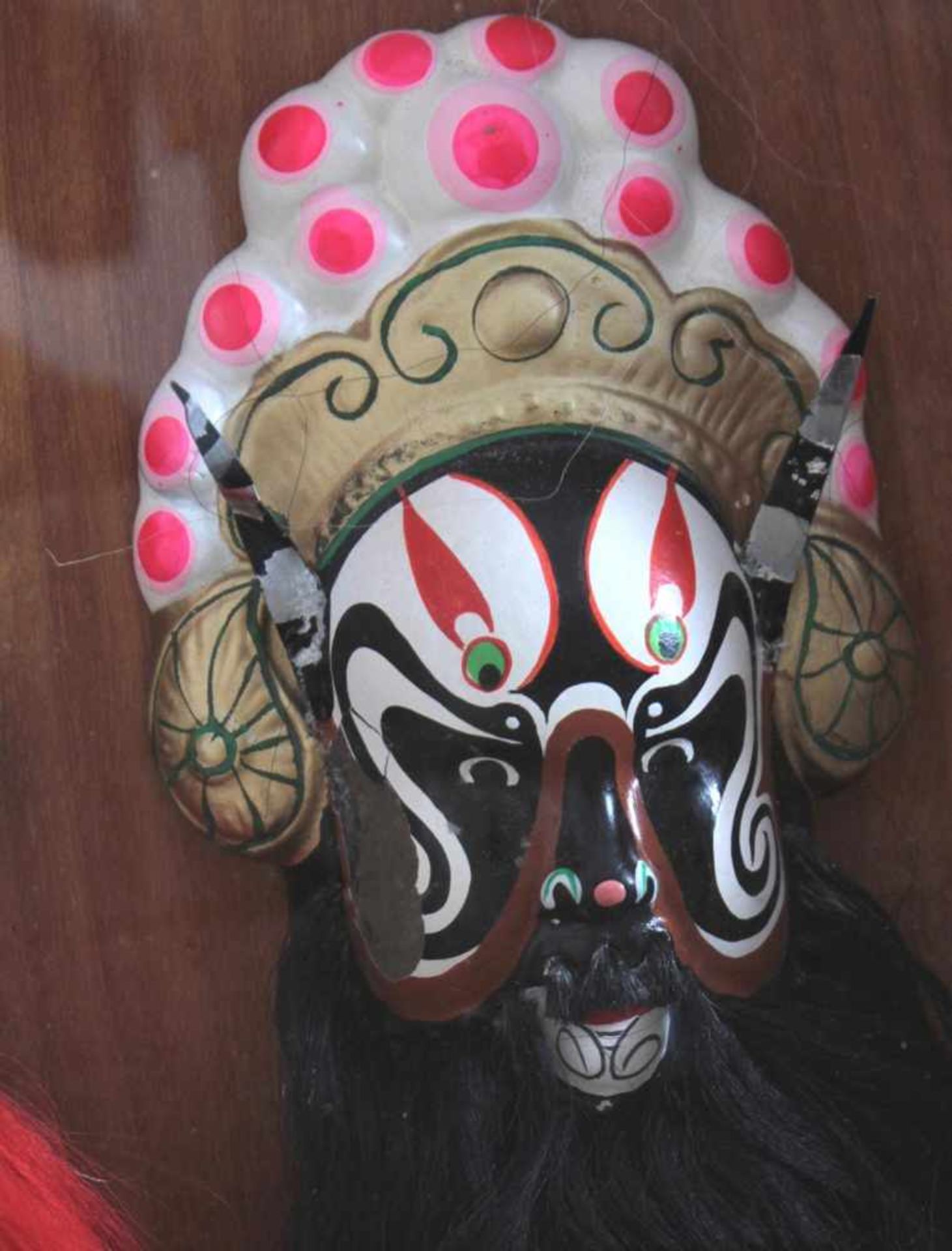 Schaukasten mit 6 Pekinger Opern-MaskenMasken auf Holztafel fixiert, Kastenmaße ca. 61 x 40 cm. 1 - Bild 4 aus 4