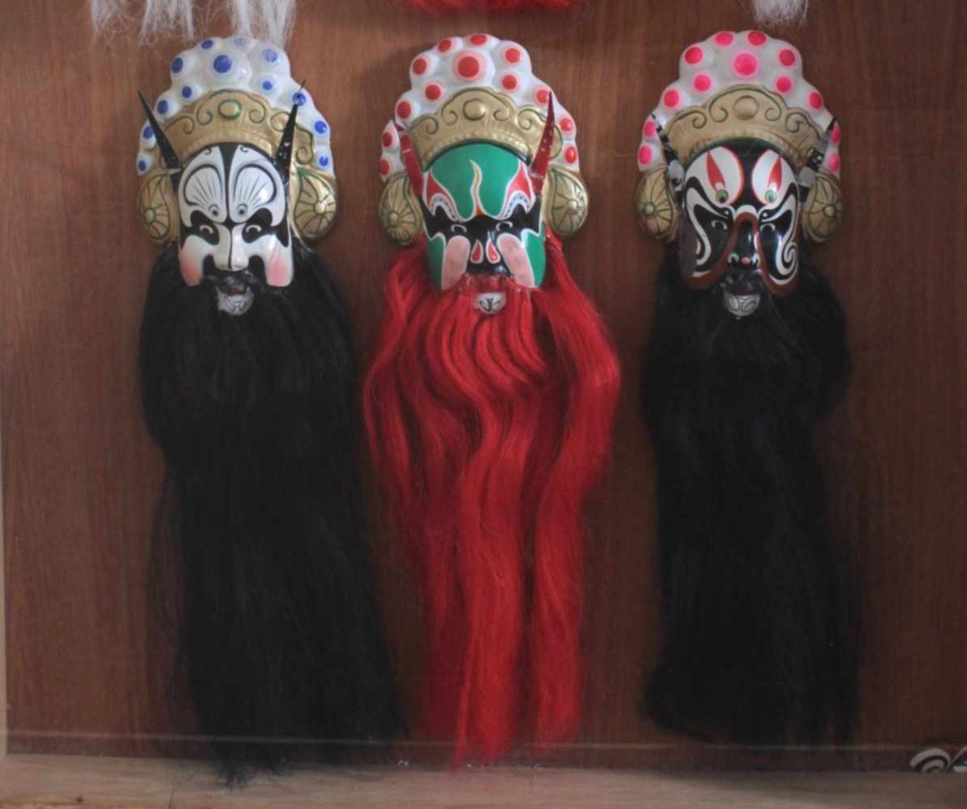 Schaukasten mit 6 Pekinger Opern-MaskenMasken auf Holztafel fixiert, Kastenmaße ca. 61 x 40 cm. 1 - Bild 3 aus 4