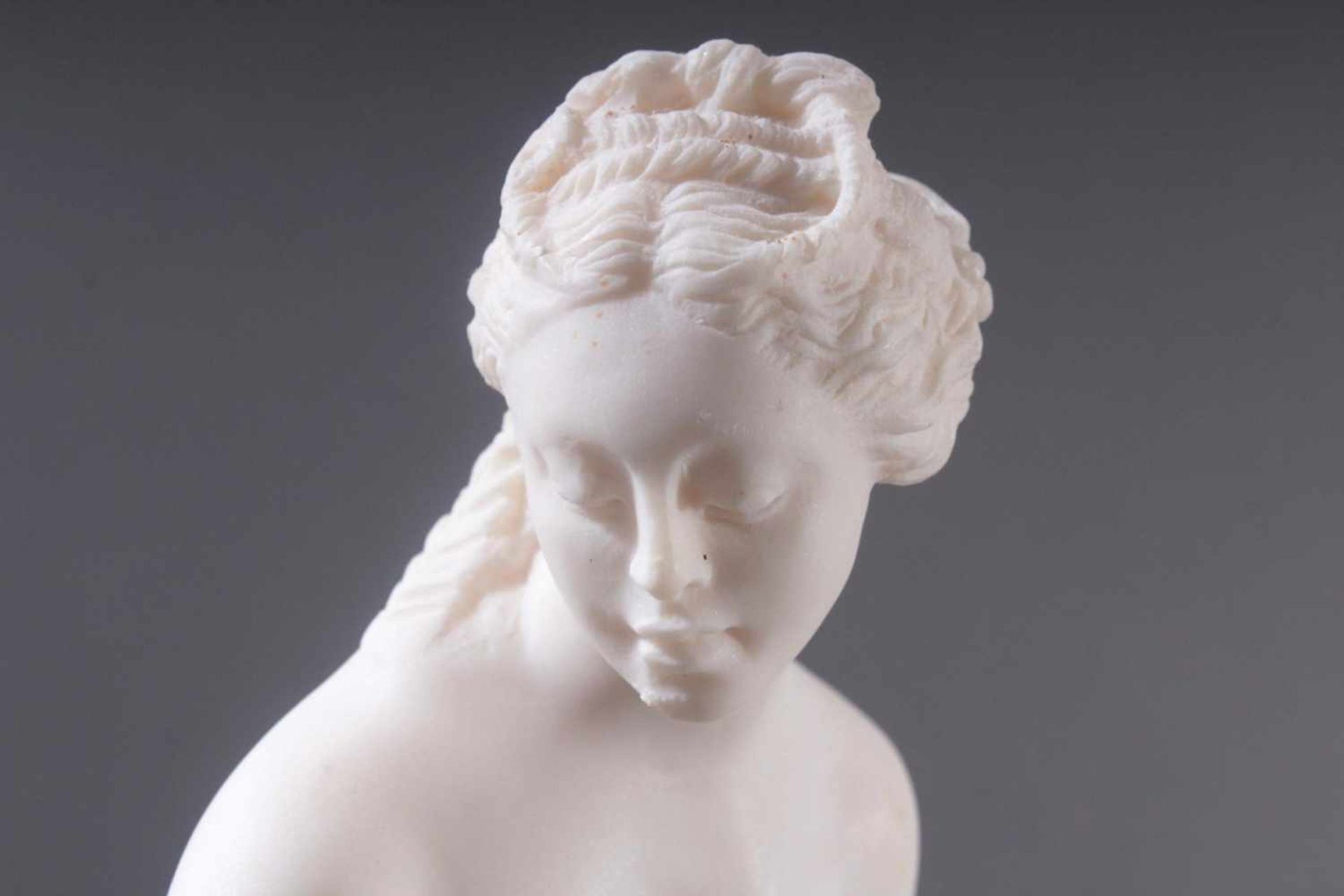 Alabaster Figur. "Badende Venus", ItalienNach griechisch-antikem Vorbild, weiblicher Akt nach dem - Bild 4 aus 6