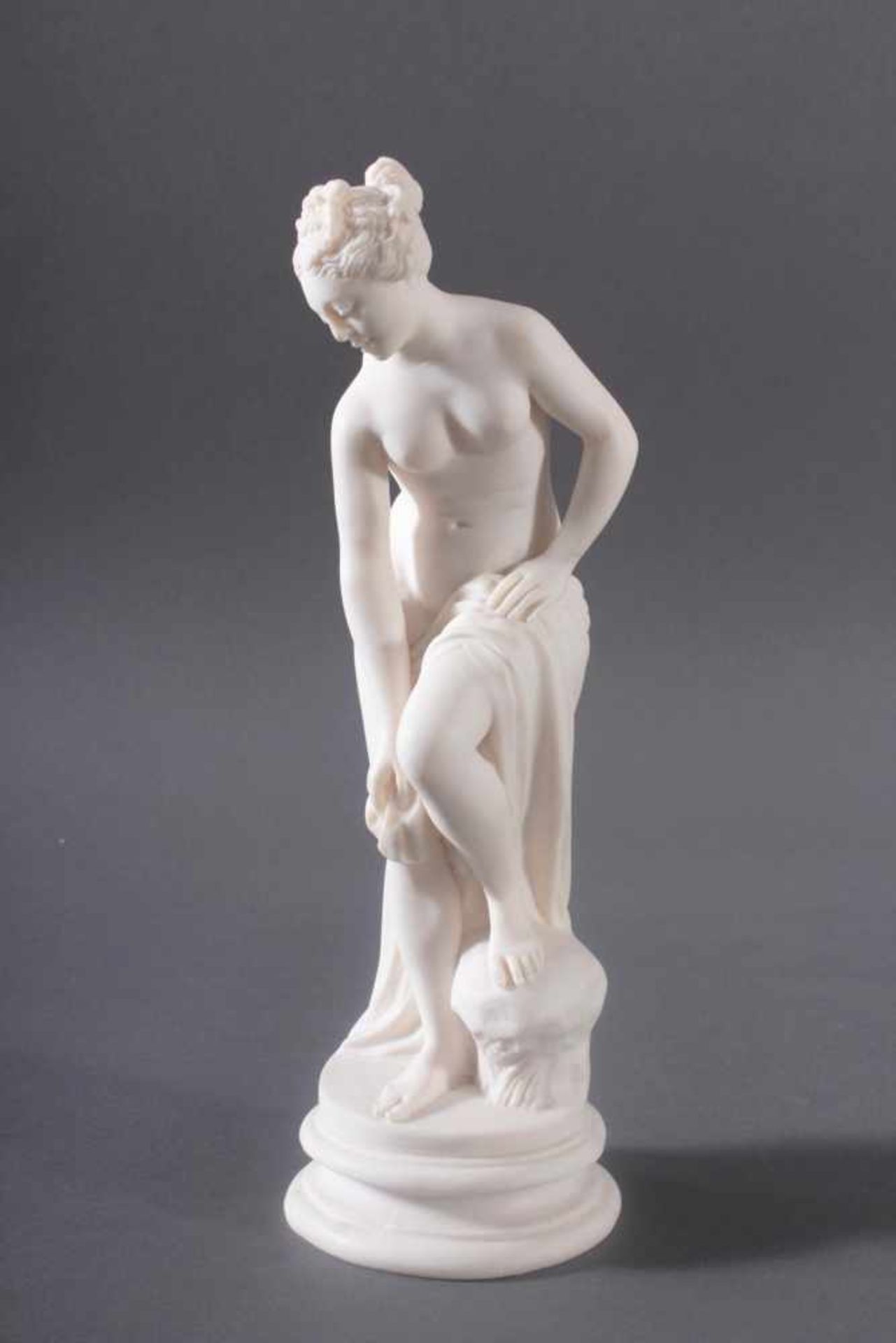 Alabaster Figur. "Badende Venus", ItalienNach griechisch-antikem Vorbild, weiblicher Akt nach dem