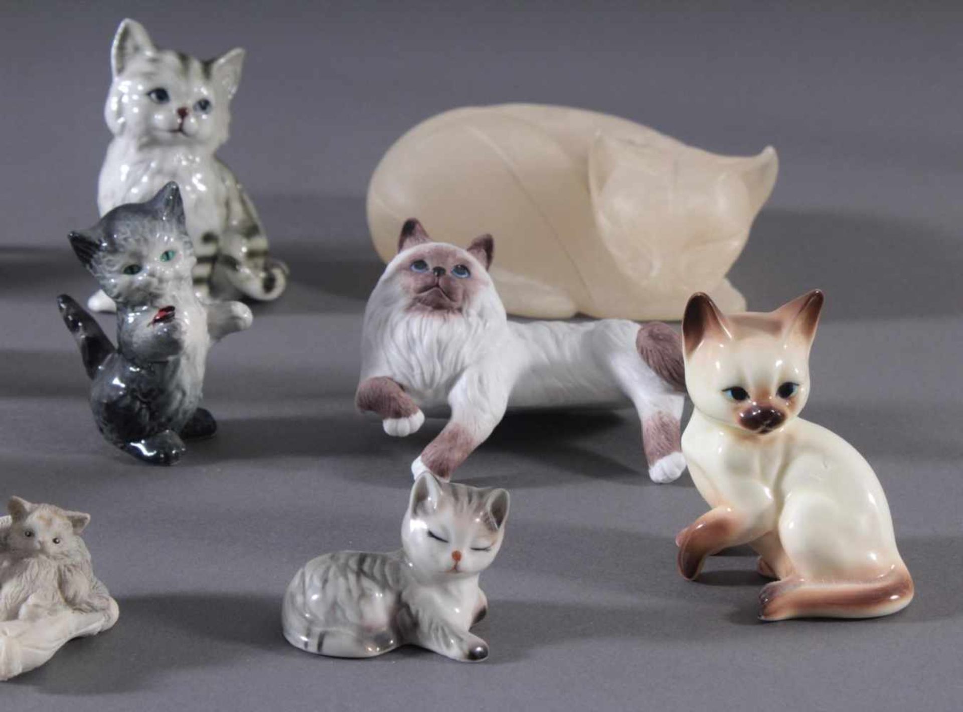 16 diverse Katzenfiguren und 1 FuchsFiguren in verschiedenen Größen und Posen, unterschiedlichen - Bild 4 aus 7