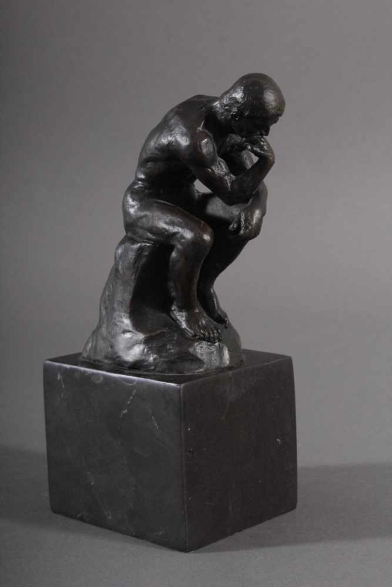 Nach Auguste Rodin (1840 - 1917), "Der Denker"Nachguss. Bronze auf Marmorsockel, verso signiert - Bild 2 aus 6