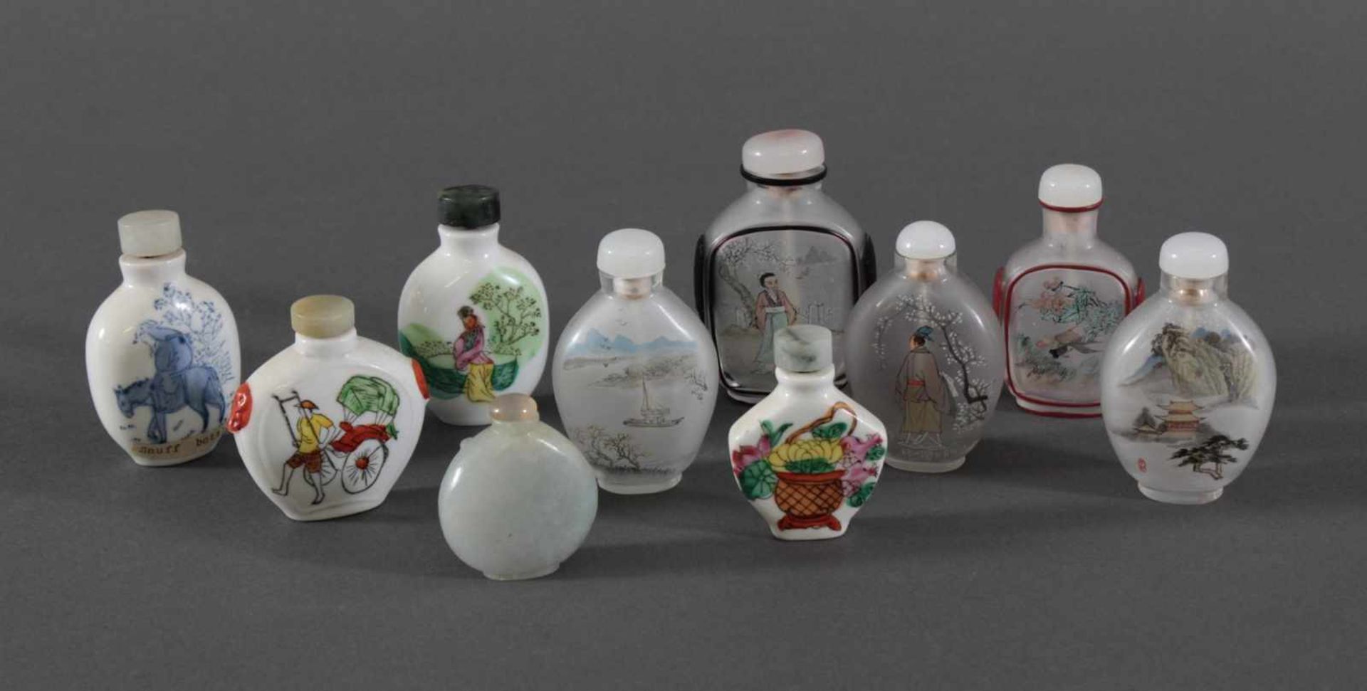 Sammlung Snuff bottles aus Glas, Jade und Porzellan, 10 StückJade Snuff bottle, verziert auf der - Image 6 of 8