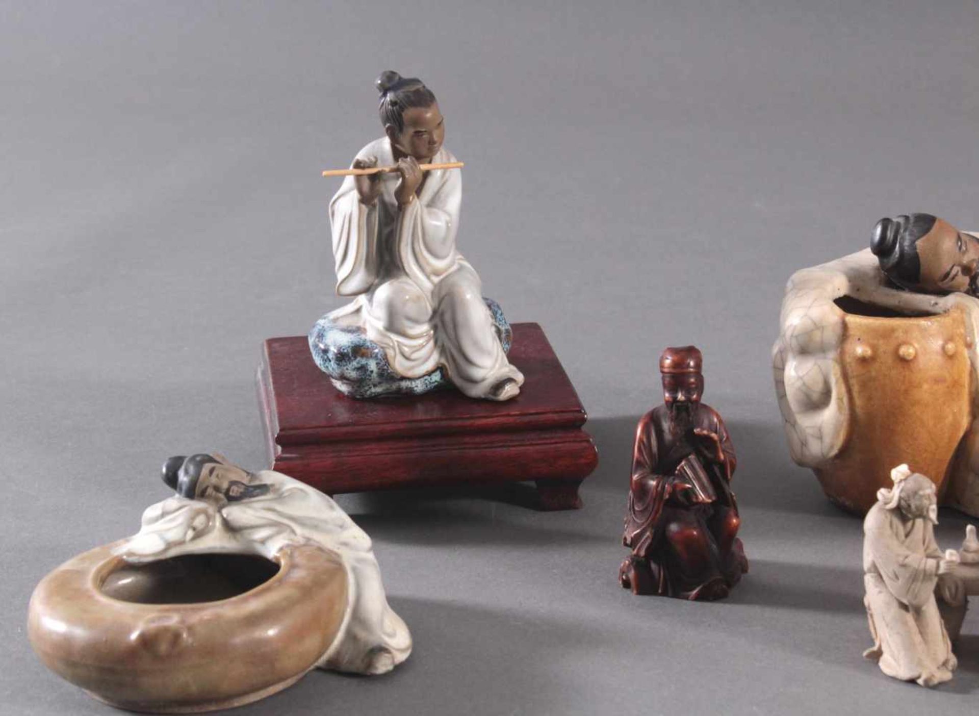 9 asiatische Figuren6x Keramik, neuzeitlich, unterschiedliche Figuren, farbig lasiert, ca. H-6 bis - Bild 2 aus 6