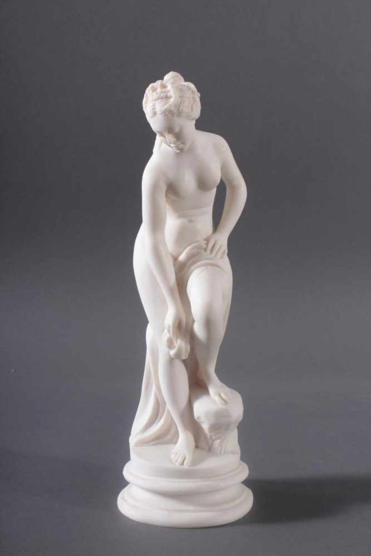 Alabaster Figur. "Badende Venus", ItalienNach griechisch-antikem Vorbild, weiblicher Akt nach dem - Bild 2 aus 6