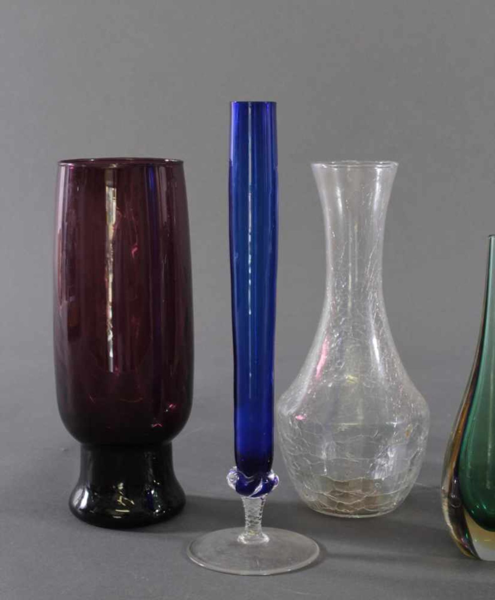 Konvolut von 10 VasenFarbloses Glas, unterschiedliche Formen und Größen, 1x mit spiralförmiger - Bild 2 aus 7
