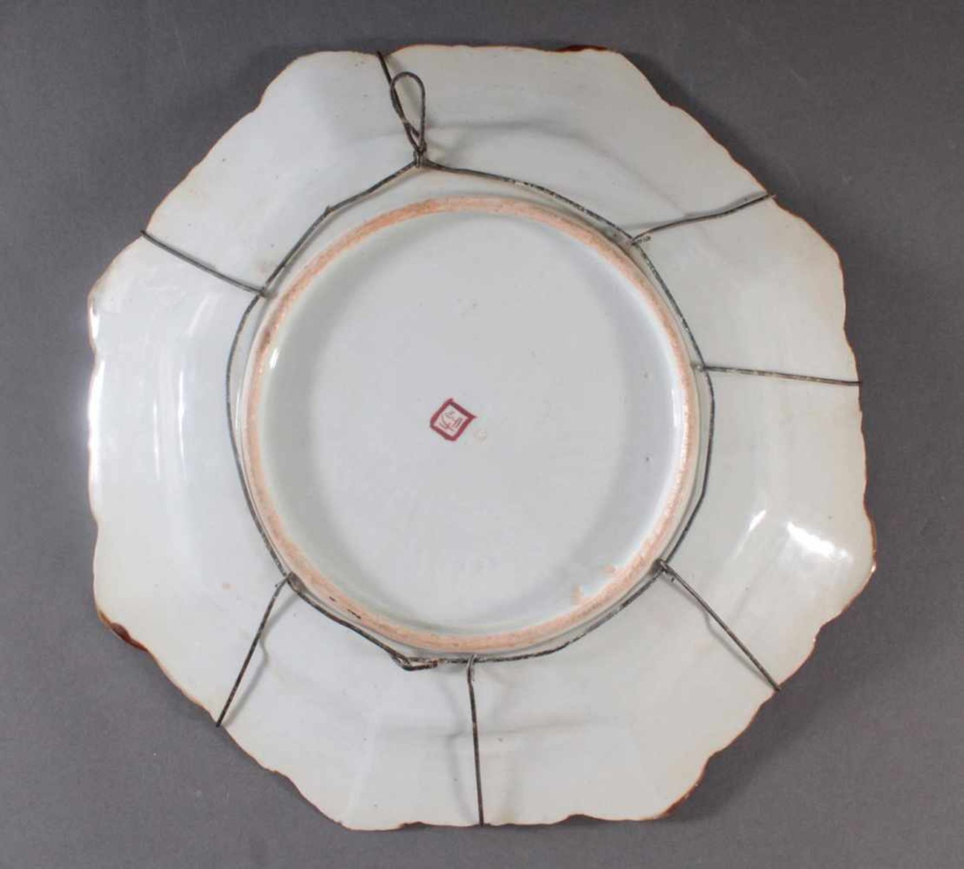 Achteckiger Teller, China 19. Jh.Porzellan mit polychromer Unterglasurmalerei, im Spiegel mit Vogel, - Bild 5 aus 6