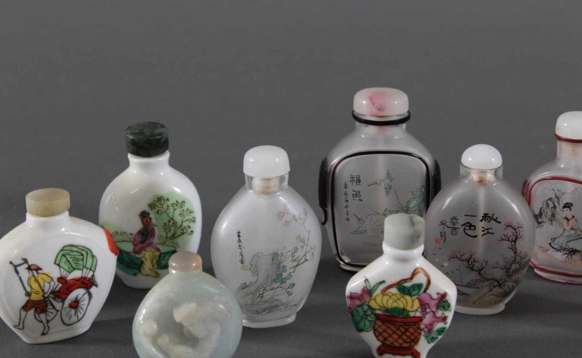 Sammlung Snuff bottles aus Glas, Jade und Porzellan, 10 StückJade Snuff bottle, verziert auf der - Image 4 of 8