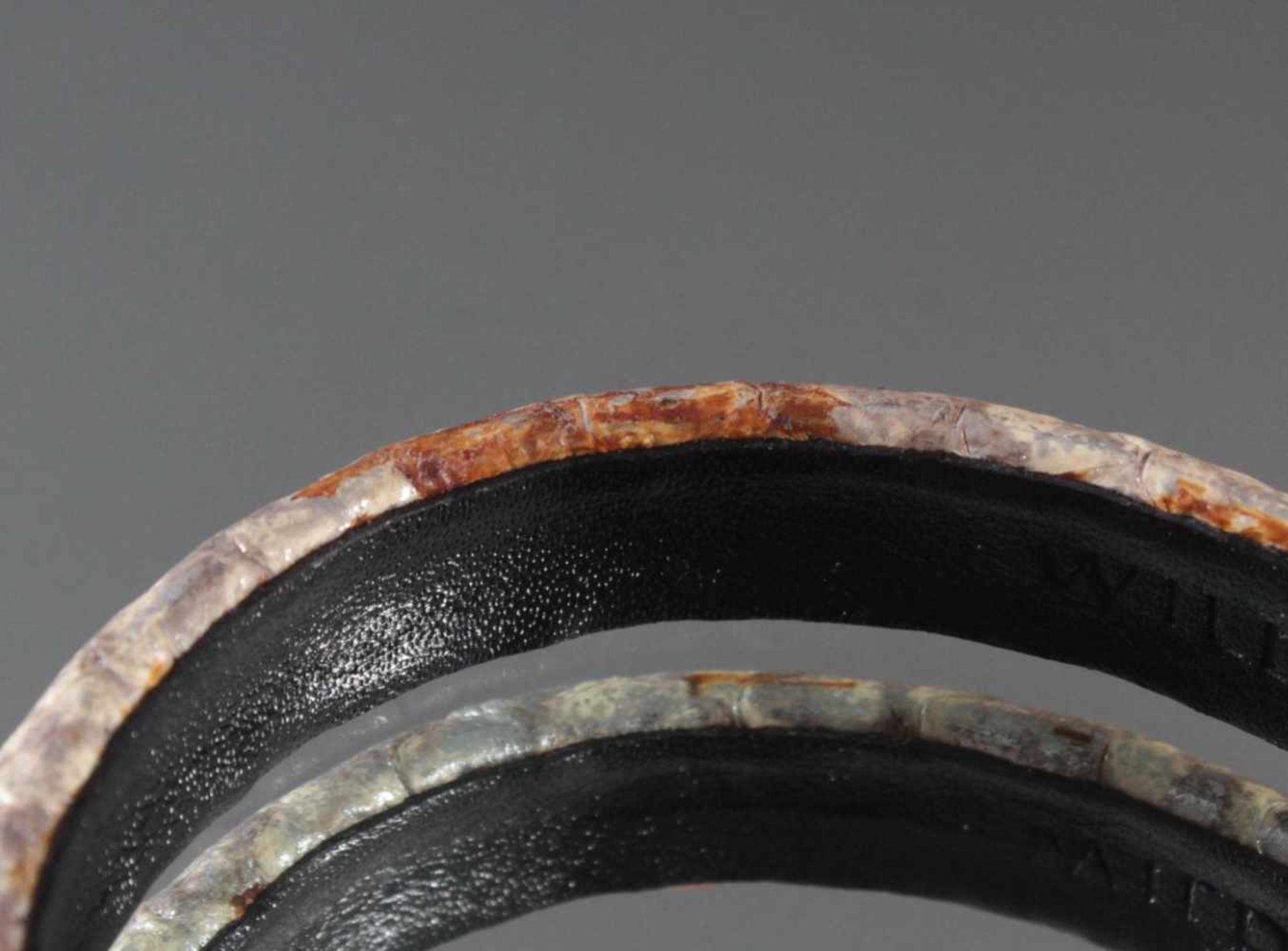 2 Schlangenleder-Armbänder mit Sterlingsilber-Montur1 Armband seitlich leicht verschmutzt wohl mit - Bild 4 aus 4