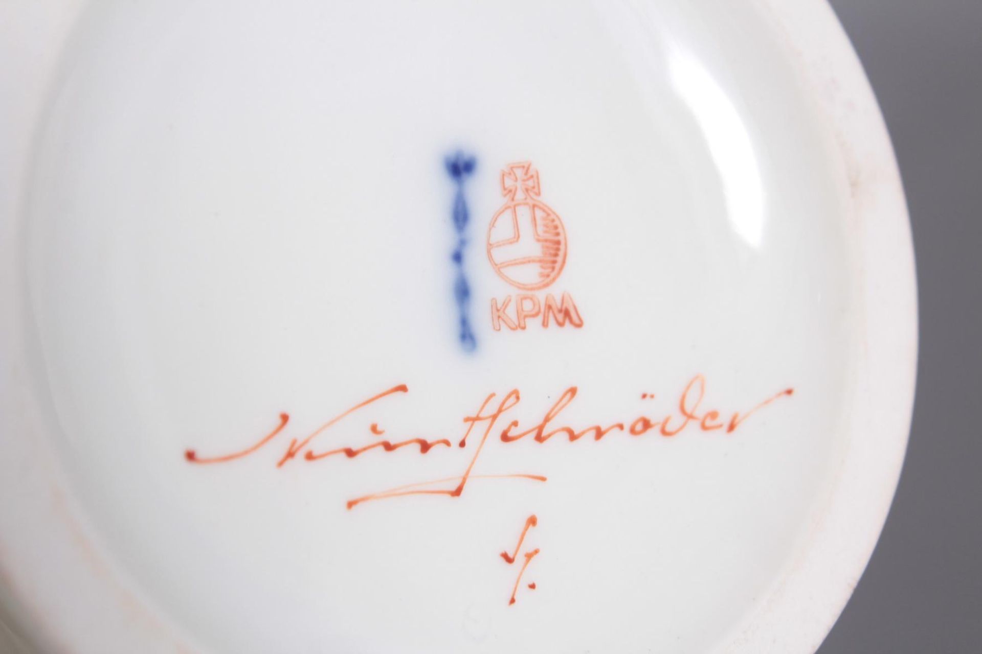 Vase, KPM Berlin, signiert Kurt Schröder (1927 - 2008)Weißporzellan, auf der Schauseite mit - Bild 3 aus 3